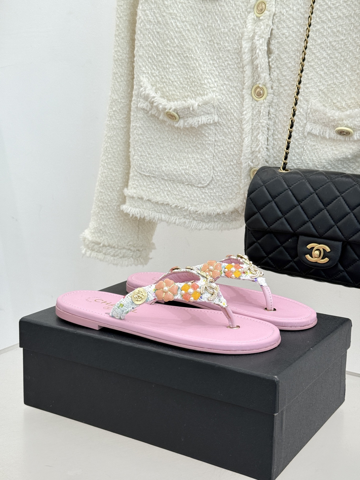 CHANE* ｜小香25。春夏新品珠宝人字拖夹脚拖鞋好穿又出片的度假风人字拖🏖️经典双C珠宝设计真的很精