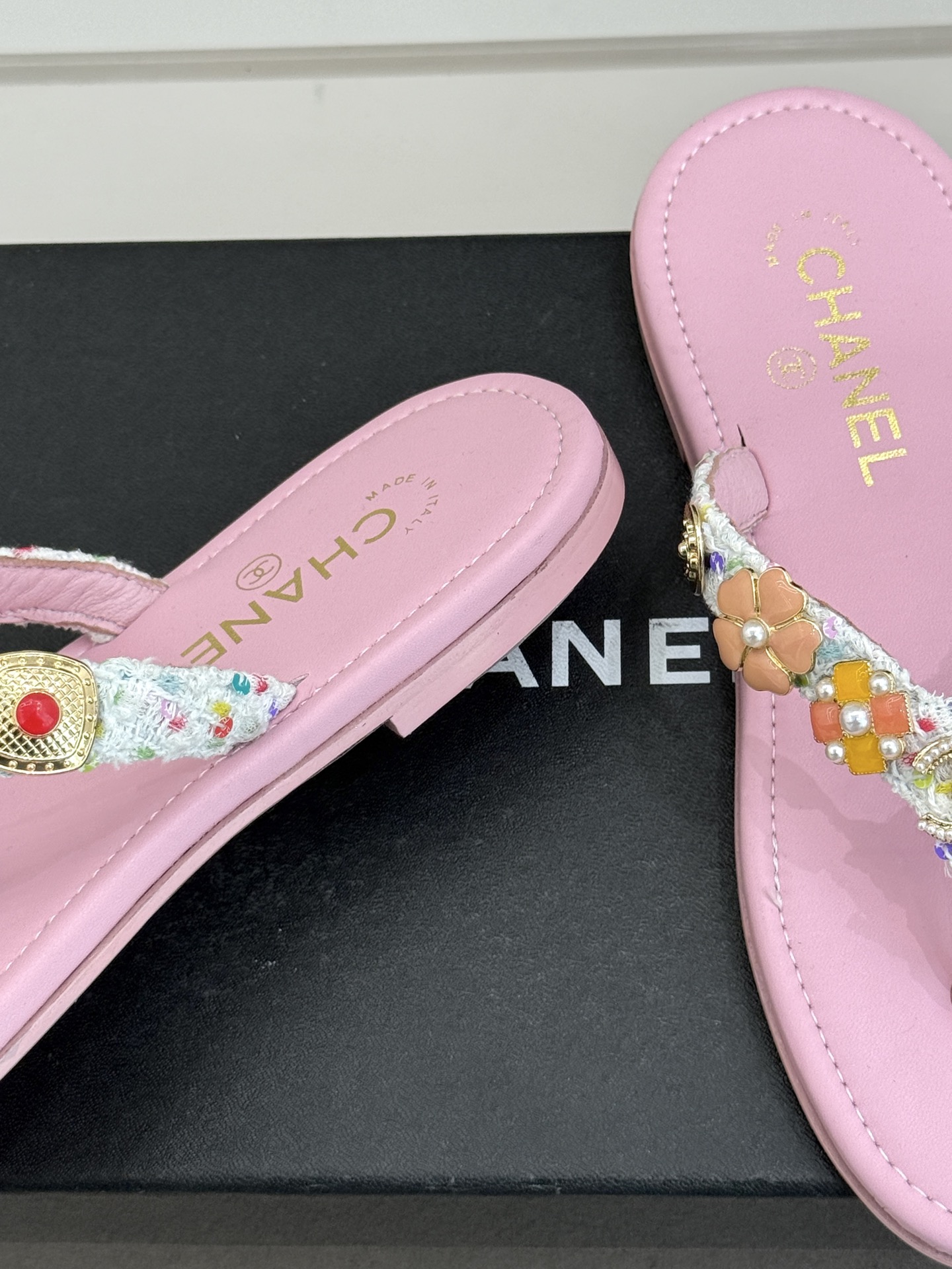 CHANE* ｜小香25。春夏新品珠宝人字拖夹脚拖鞋好穿又出片的度假风人字拖🏖️经典双C珠宝设计真的很精