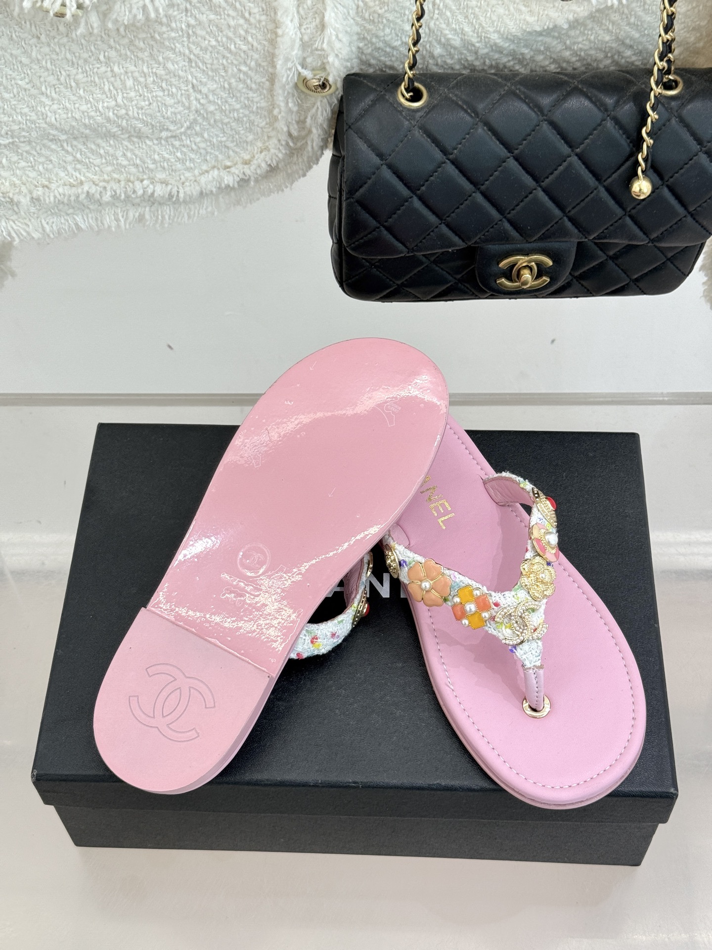 CHANE* ｜小香25。春夏新品珠宝人字拖夹脚拖鞋好穿又出片的度假风人字拖🏖️经典双C珠宝设计真的很精