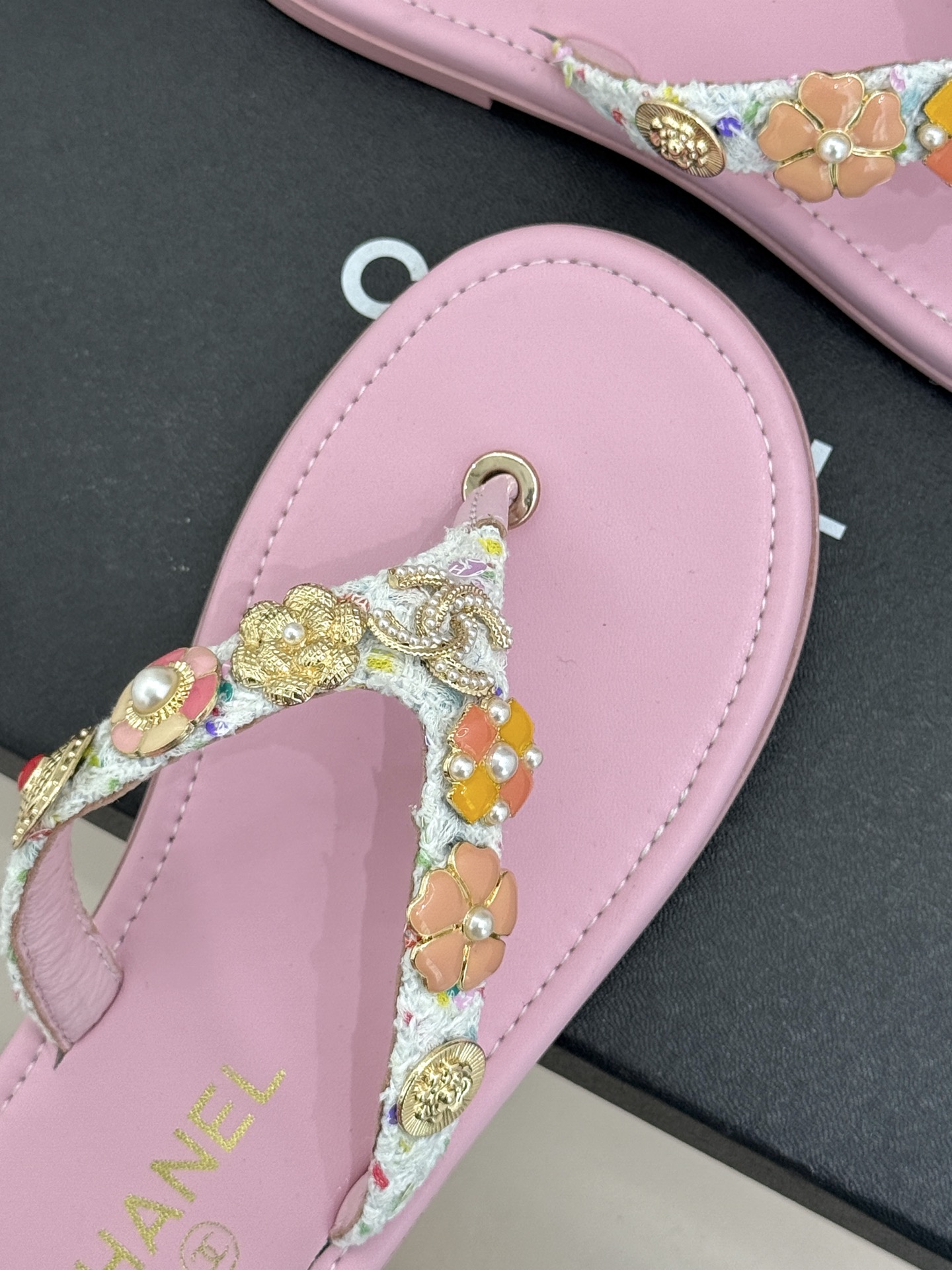 CHANE* ｜小香25。春夏新品珠宝人字拖夹脚拖鞋好穿又出片的度假风人字拖🏖️经典双C珠宝设计真的很精