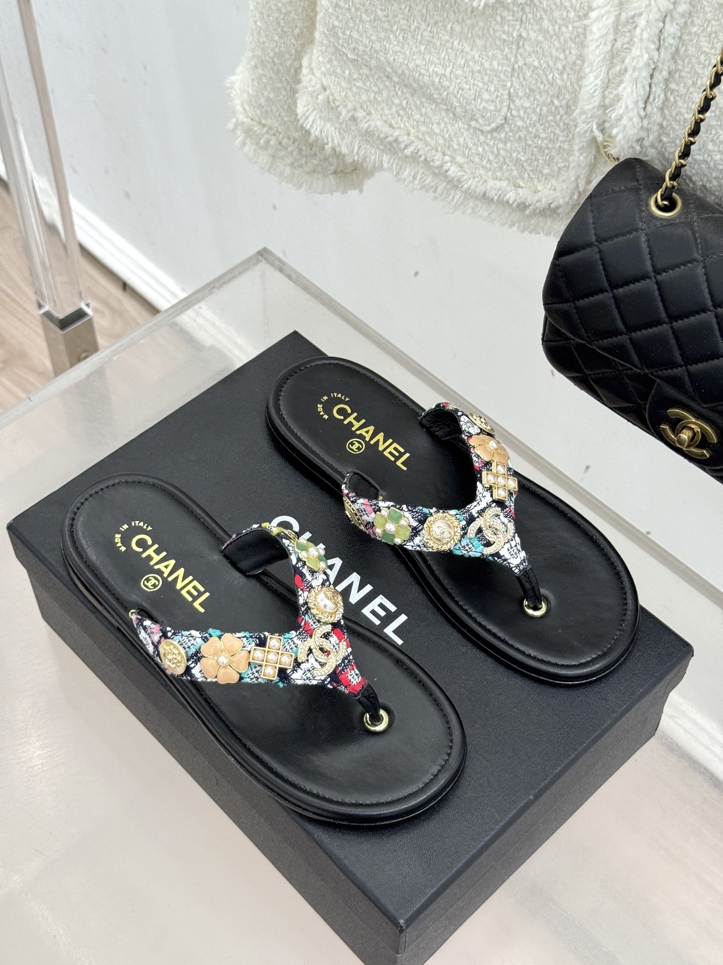 CHANE* ｜小香25。春夏新品珠宝人字拖夹脚拖鞋好穿又出片的度假风人字拖🏖️经典双C珠宝设计真的很精