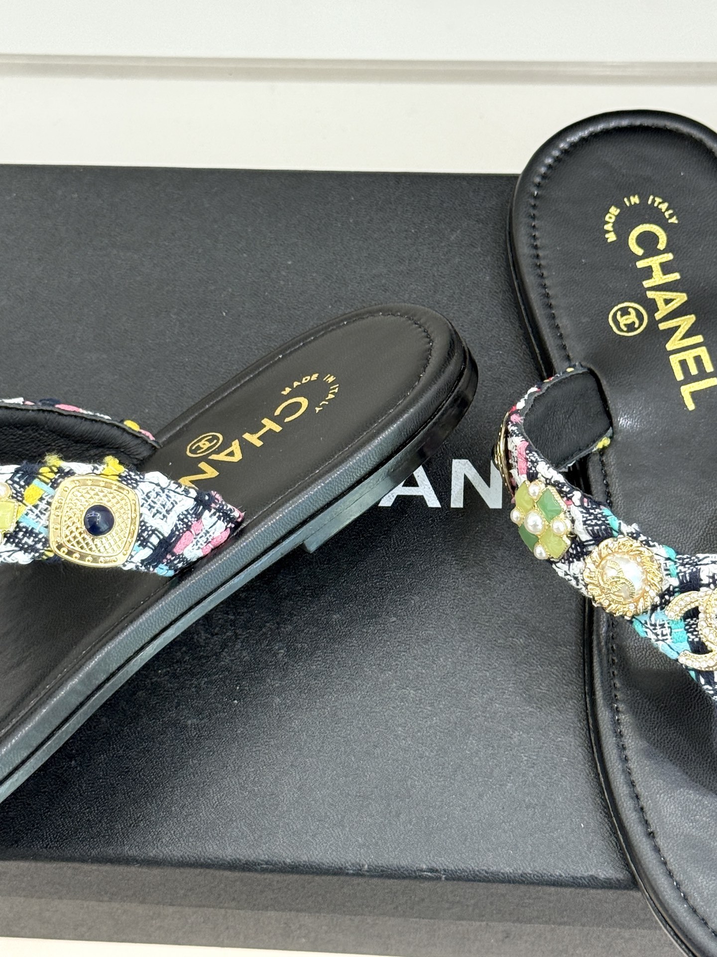 CHANE* ｜小香25。春夏新品珠宝人字拖夹脚拖鞋好穿又出片的度假风人字拖🏖️经典双C珠宝设计真的很精