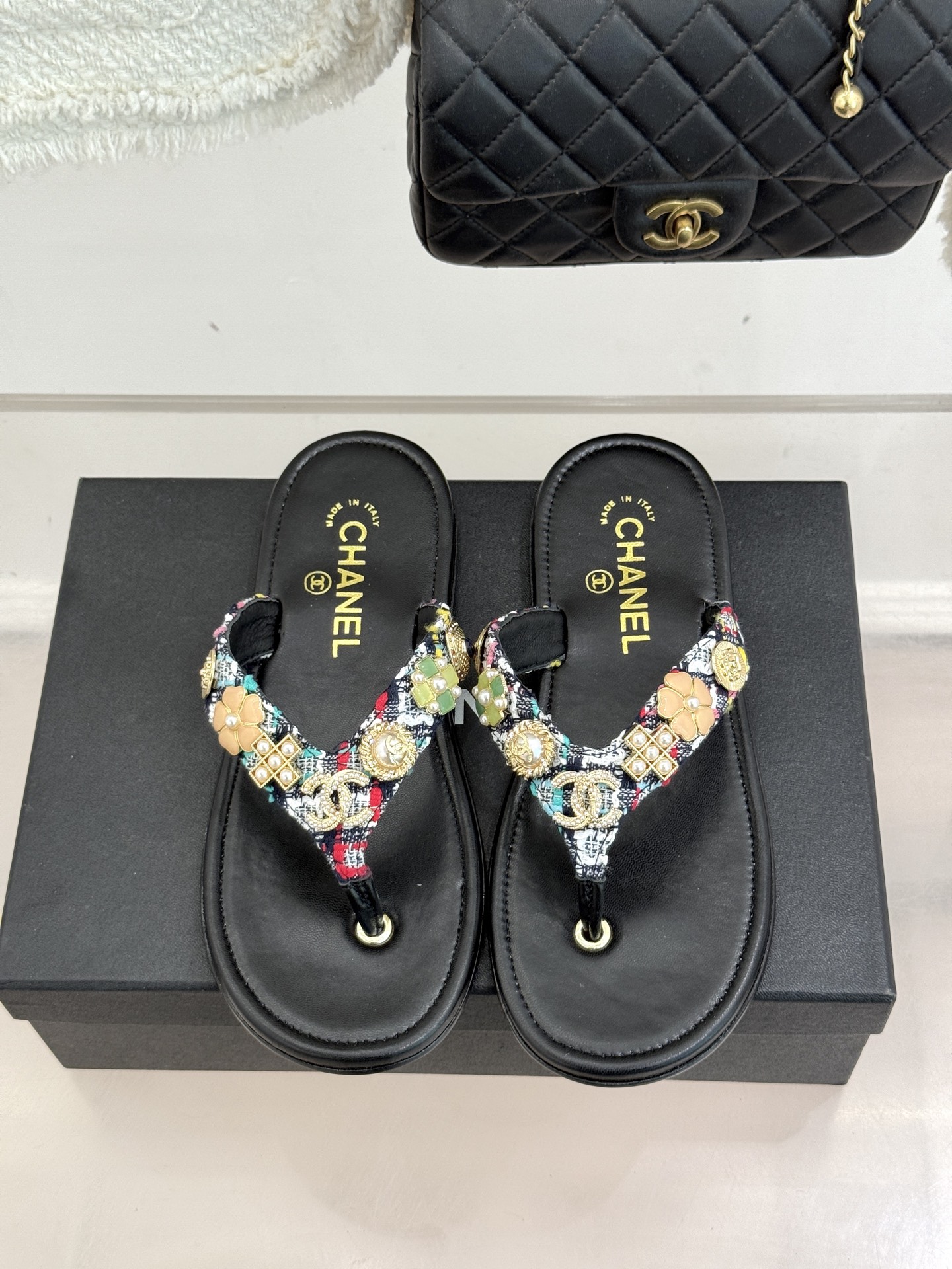 CHANE* ｜小香25。春夏新品珠宝人字拖夹脚拖鞋好穿又出片的度假风人字拖🏖️经典双C珠宝设计真的很精