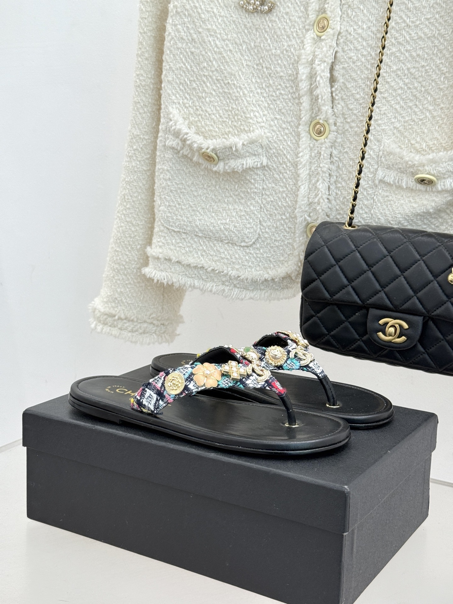 CHANE* ｜小香25。春夏新品珠宝人字拖夹脚拖鞋好穿又出片的度假风人字拖🏖️经典双C珠宝设计真的很精