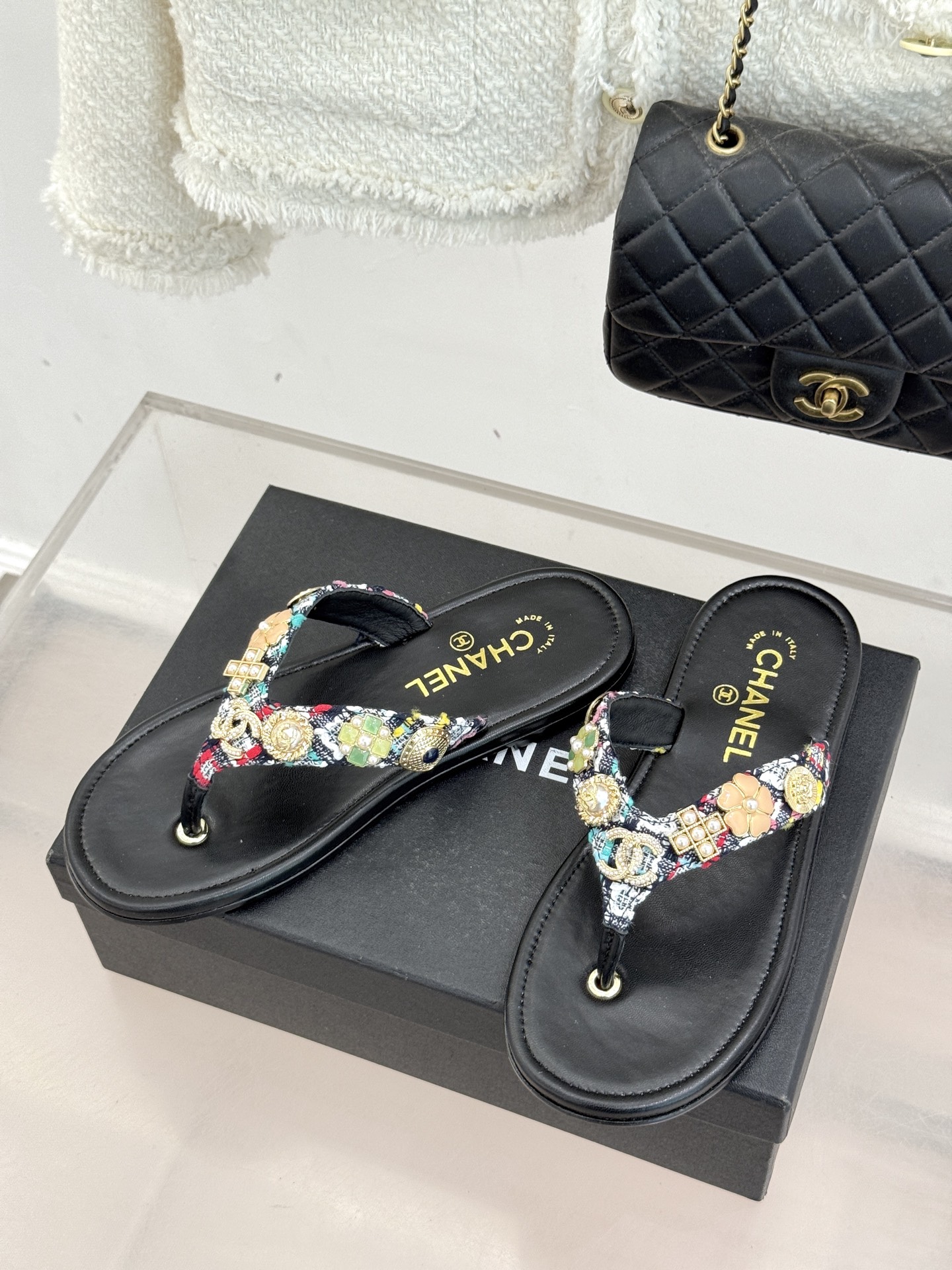 CHANE* ｜小香25。春夏新品珠宝人字拖夹脚拖鞋好穿又出片的度假风人字拖🏖️经典双C珠宝设计真的很精