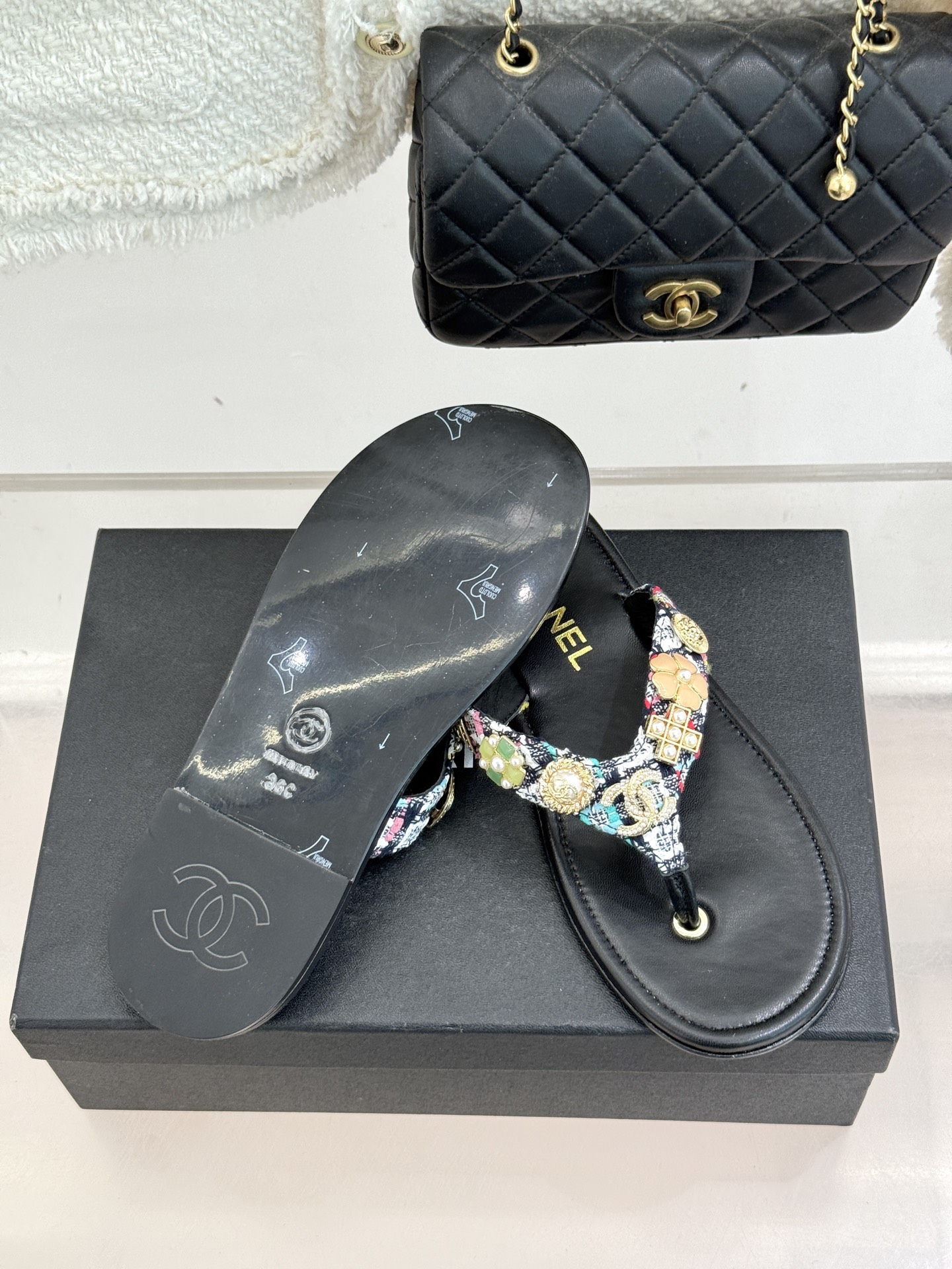 CHANE* ｜小香25。春夏新品珠宝人字拖夹脚拖鞋好穿又出片的度假风人字拖🏖️经典双C珠宝设计真的很精