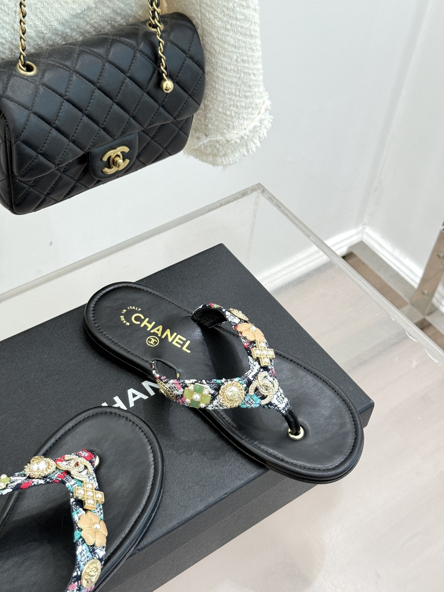 CHANE* ｜小香25。春夏新品珠宝人字拖夹脚拖鞋好穿又出片的度假风人字拖🏖️经典双C珠宝设计真的很精