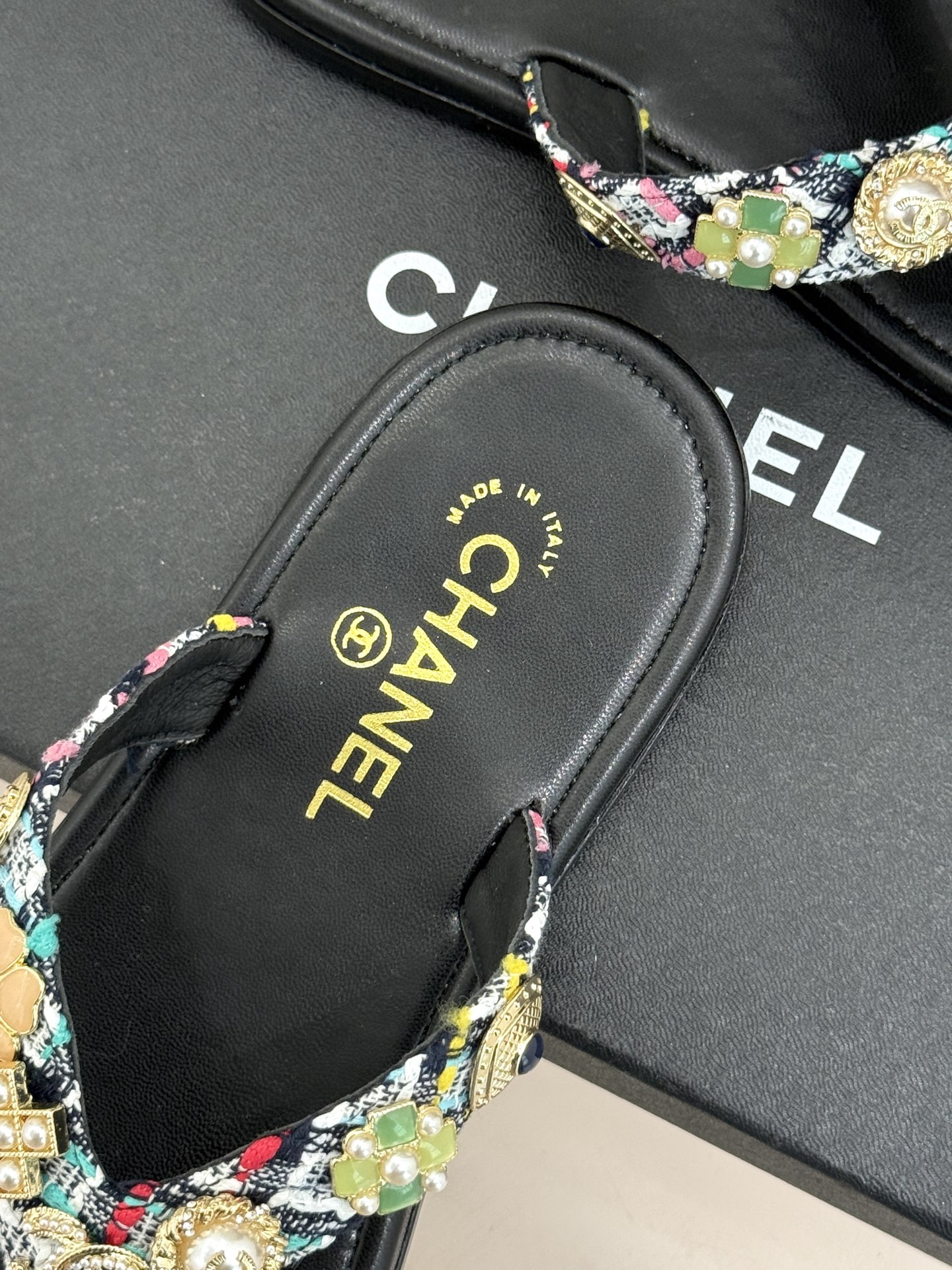 CHANE* ｜小香25。春夏新品珠宝人字拖夹脚拖鞋好穿又出片的度假风人字拖🏖️经典双C珠宝设计真的很精