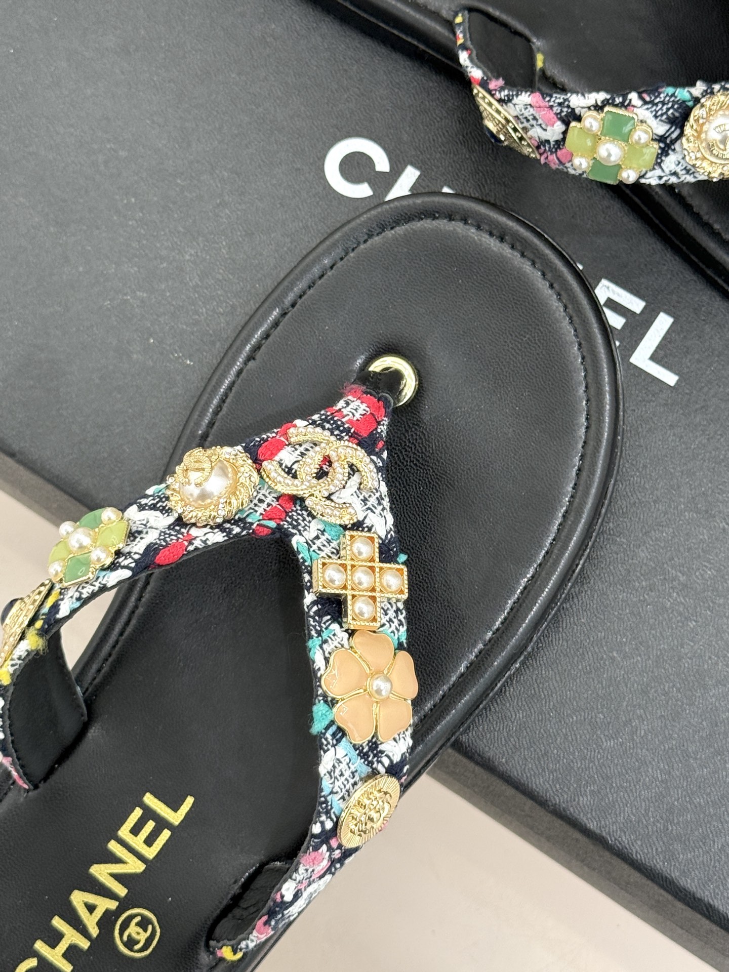 CHANE* ｜小香25。春夏新品珠宝人字拖夹脚拖鞋好穿又出片的度假风人字拖🏖️经典双C珠宝设计真的很精