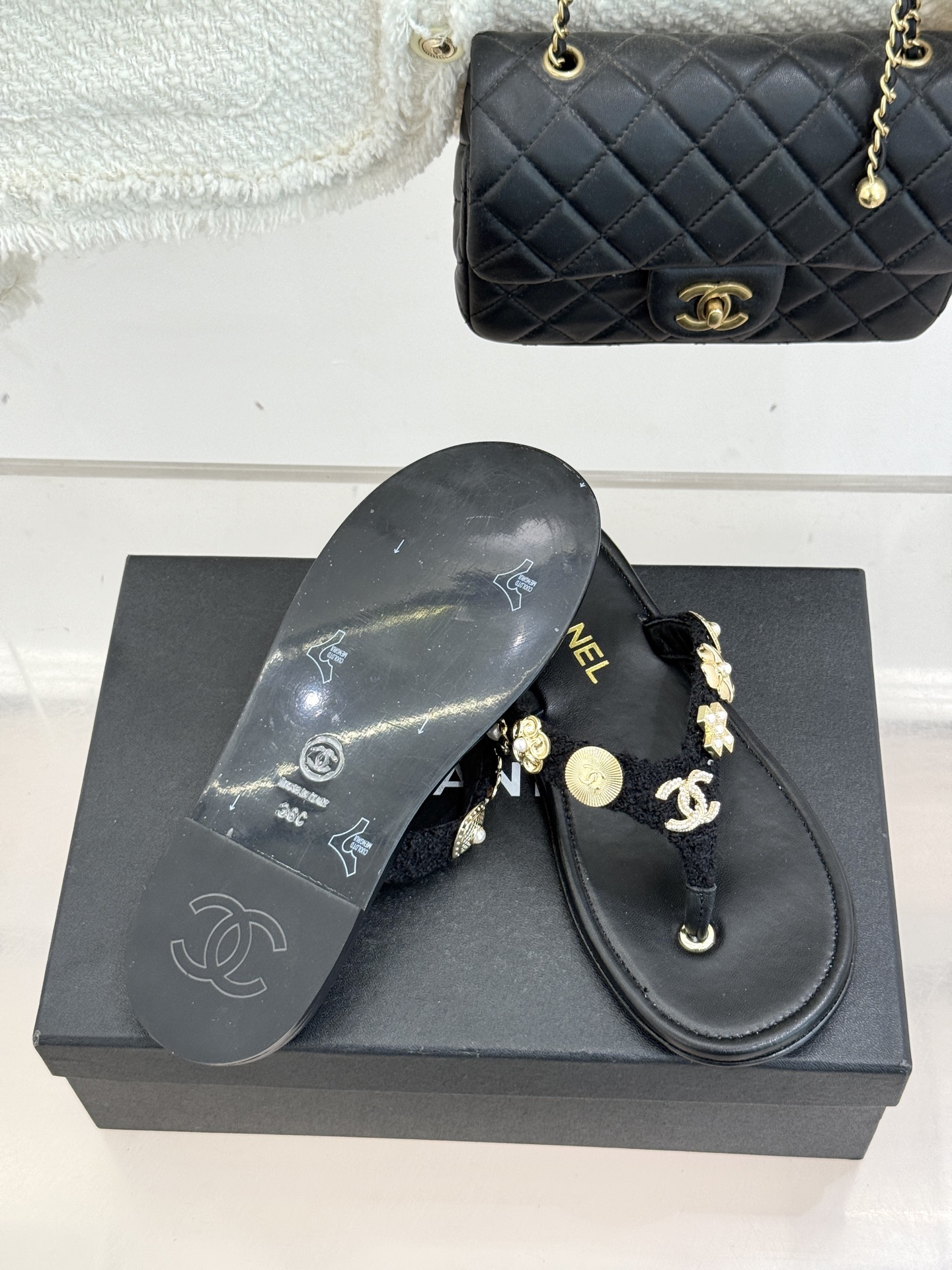 CHANE* ｜小香25。春夏新品珠宝人字拖夹脚拖鞋好穿又出片的度假风人字拖🏖️经典双C珠宝设计真的很精