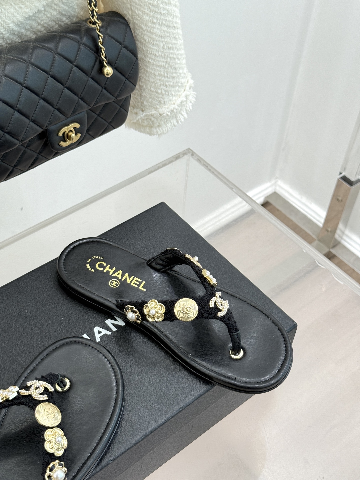 CHANE* ｜小香25。春夏新品珠宝人字拖夹脚拖鞋好穿又出片的度假风人字拖🏖️经典双C珠宝设计真的很精