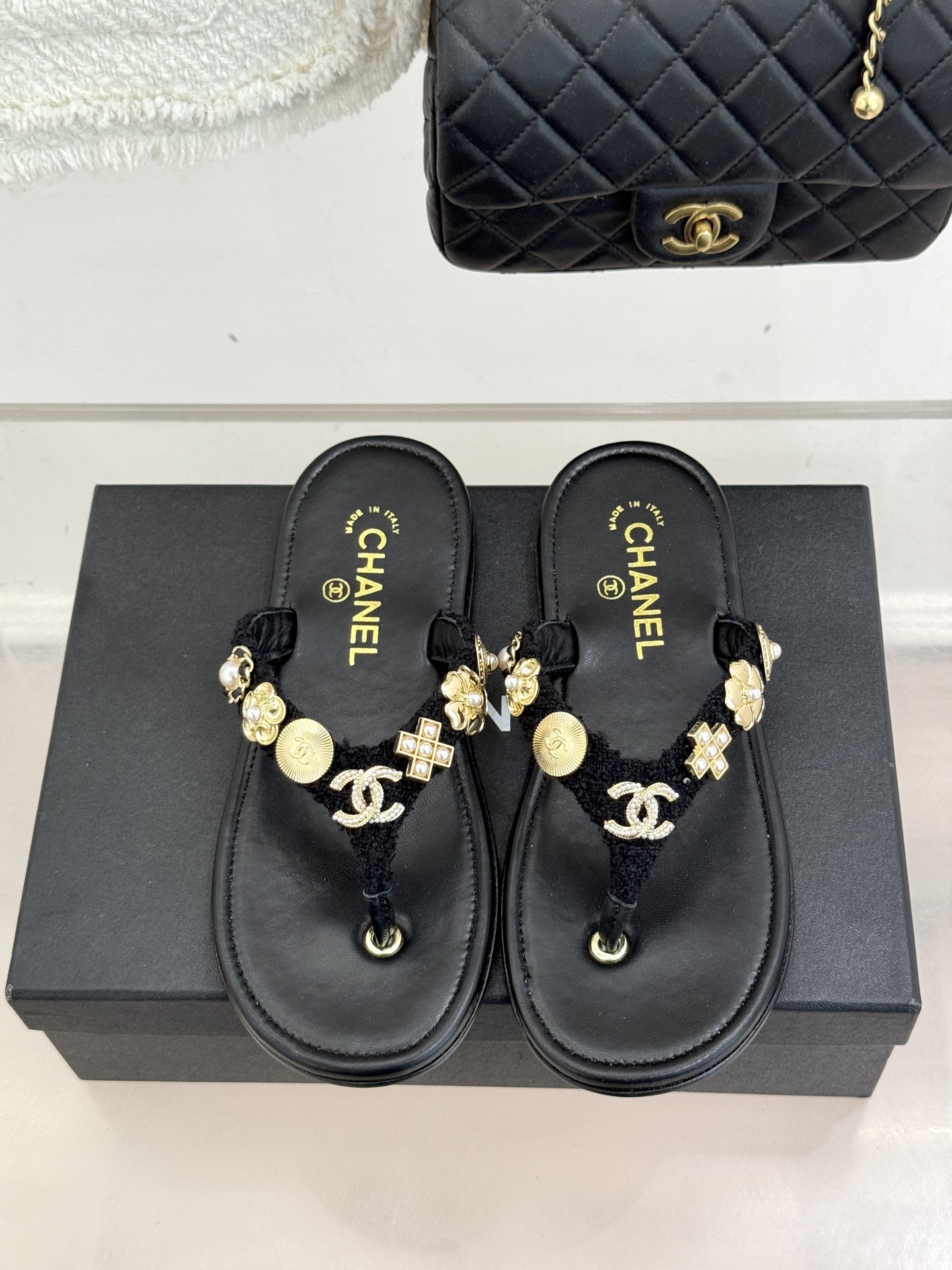 CHANE* ｜小香25。春夏新品珠宝人字拖夹脚拖鞋好穿又出片的度假风人字拖🏖️经典双C珠宝设计真的很精