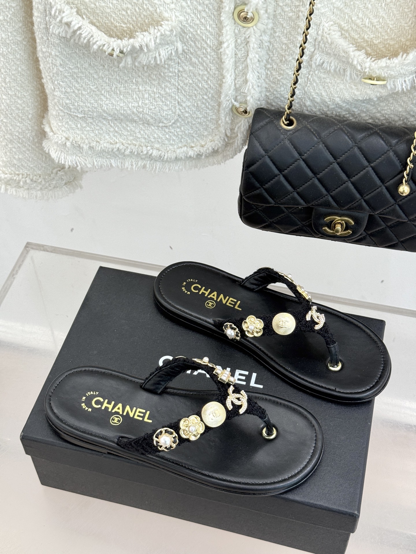 CHANE* ｜小香25。春夏新品珠宝人字拖夹脚拖鞋好穿又出片的度假风人字拖🏖️经典双C珠宝设计真的很精