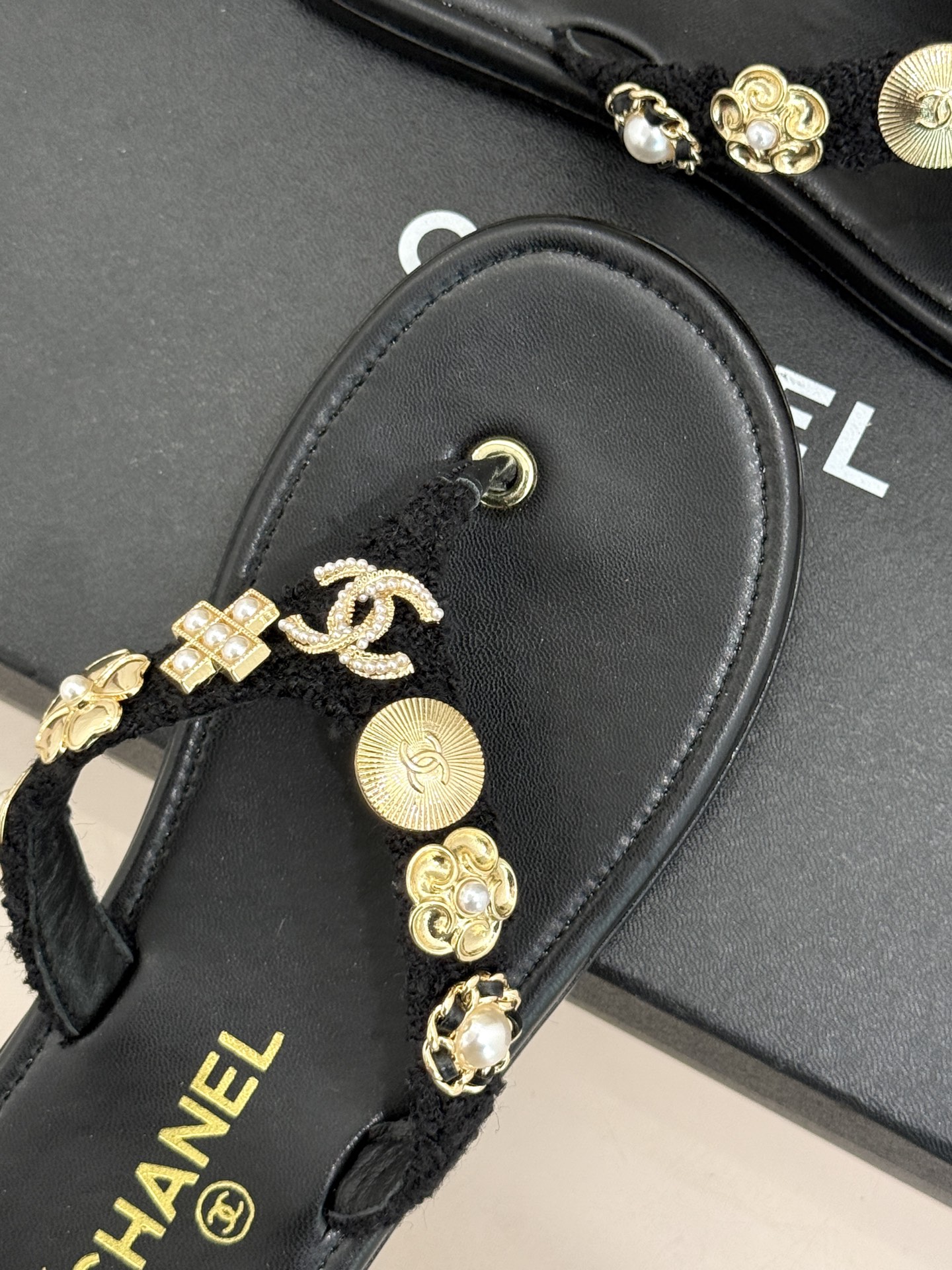 CHANE* ｜小香25。春夏新品珠宝人字拖夹脚拖鞋好穿又出片的度假风人字拖🏖️经典双C珠宝设计真的很精