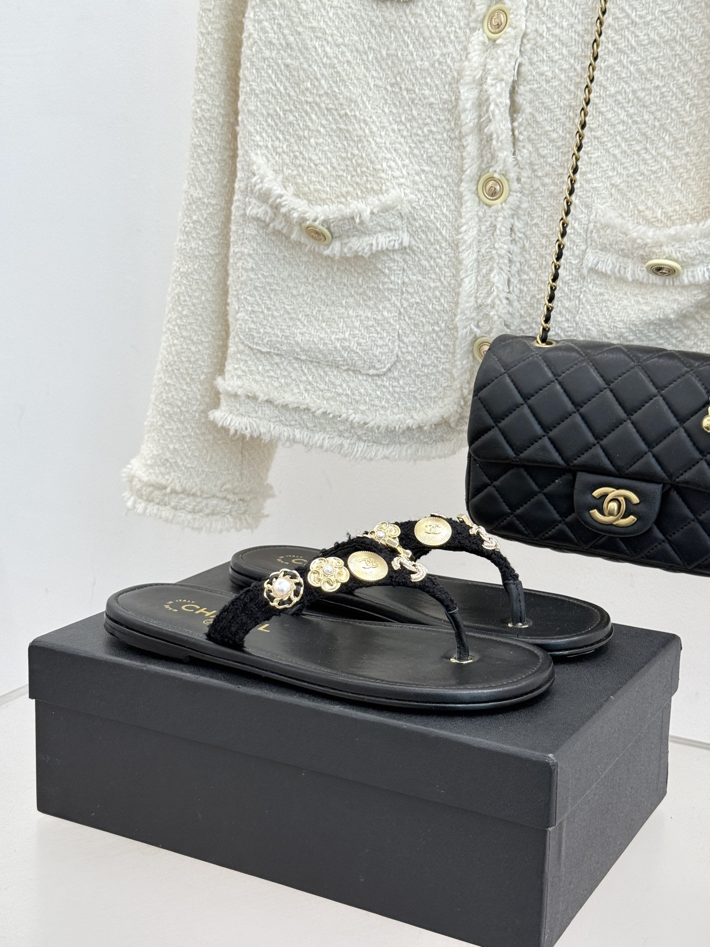 CHANE* ｜小香25。春夏新品珠宝人字拖夹脚拖鞋好穿又出片的度假风人字拖🏖️经典双C珠宝设计真的很精