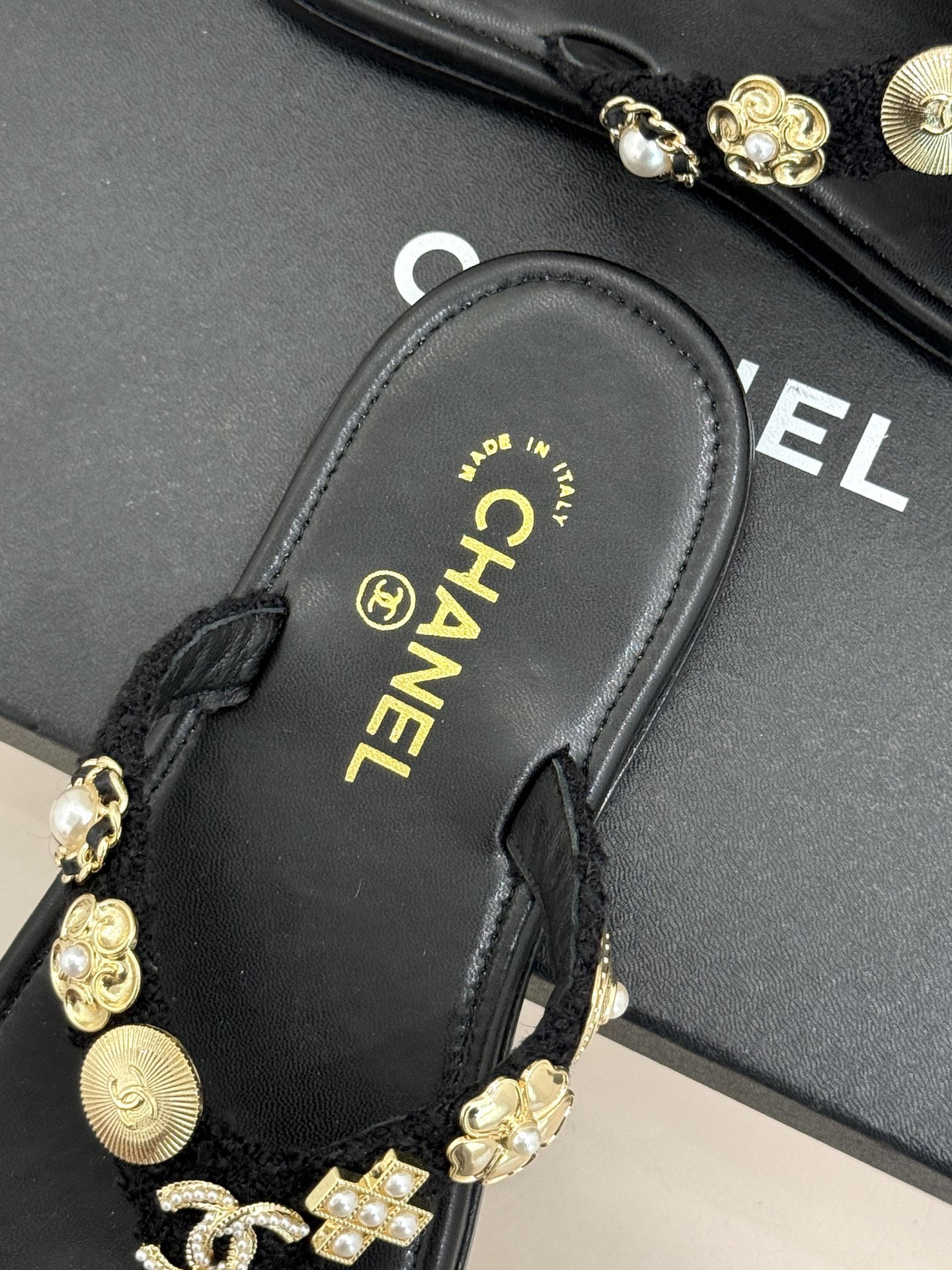 CHANE* ｜小香25。春夏新品珠宝人字拖夹脚拖鞋好穿又出片的度假风人字拖🏖️经典双C珠宝设计真的很精