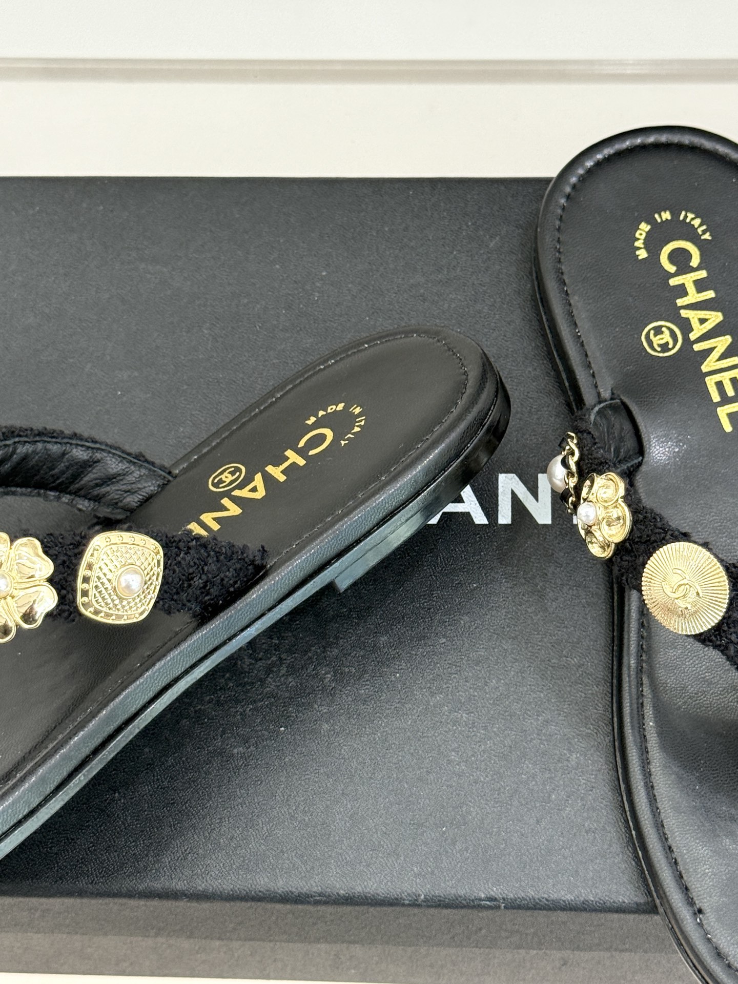 CHANE* ｜小香25。春夏新品珠宝人字拖夹脚拖鞋好穿又出片的度假风人字拖🏖️经典双C珠宝设计真的很精