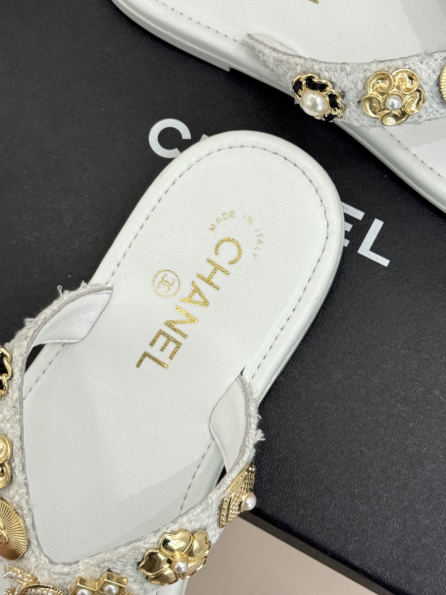 CHANE* ｜小香25。春夏新品珠宝人字拖夹脚拖鞋好穿又出片的度假风人字拖🏖️经典双C珠宝设计真的很精