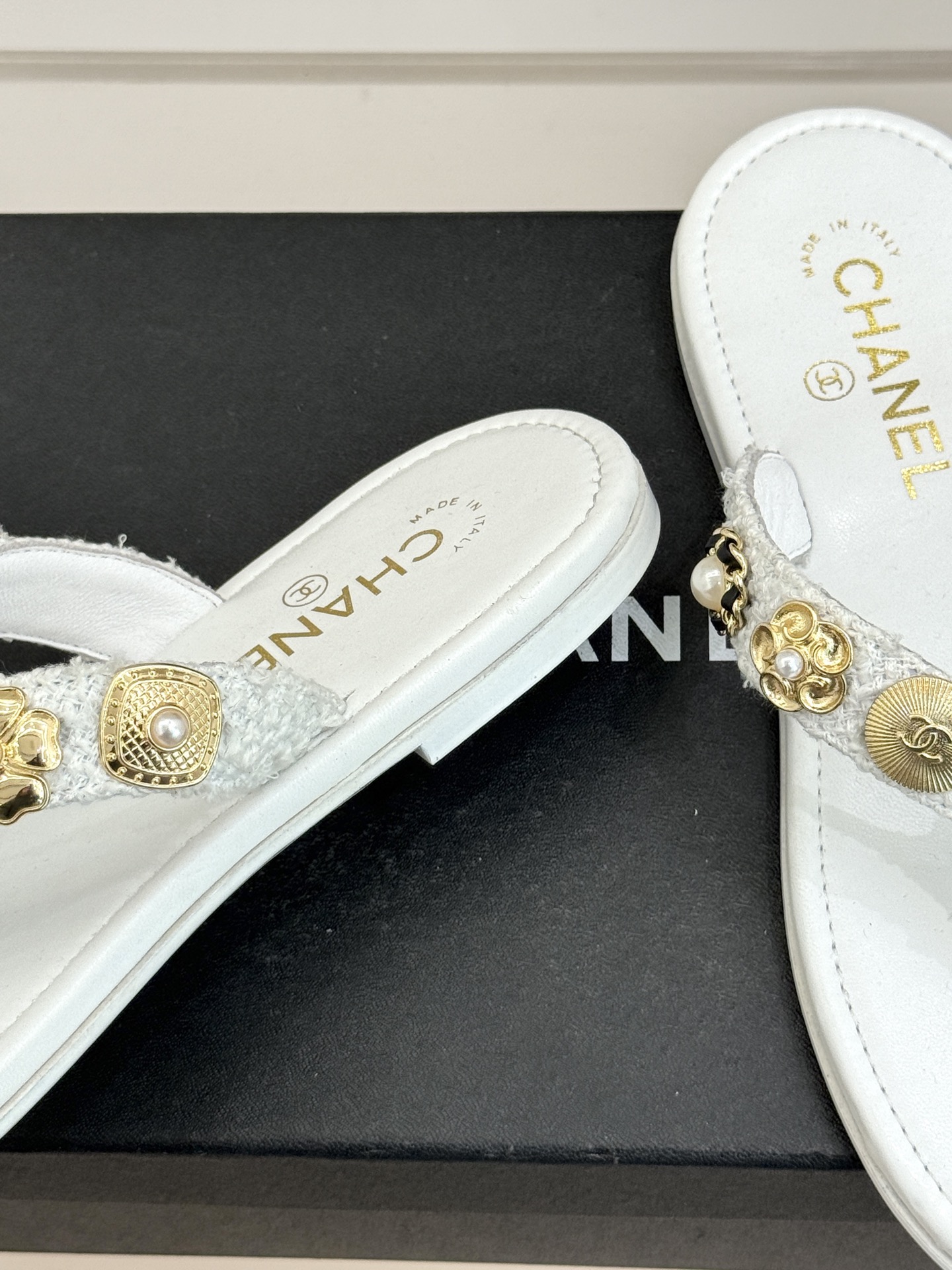 CHANE* ｜小香25。春夏新品珠宝人字拖夹脚拖鞋好穿又出片的度假风人字拖🏖️经典双C珠宝设计真的很精