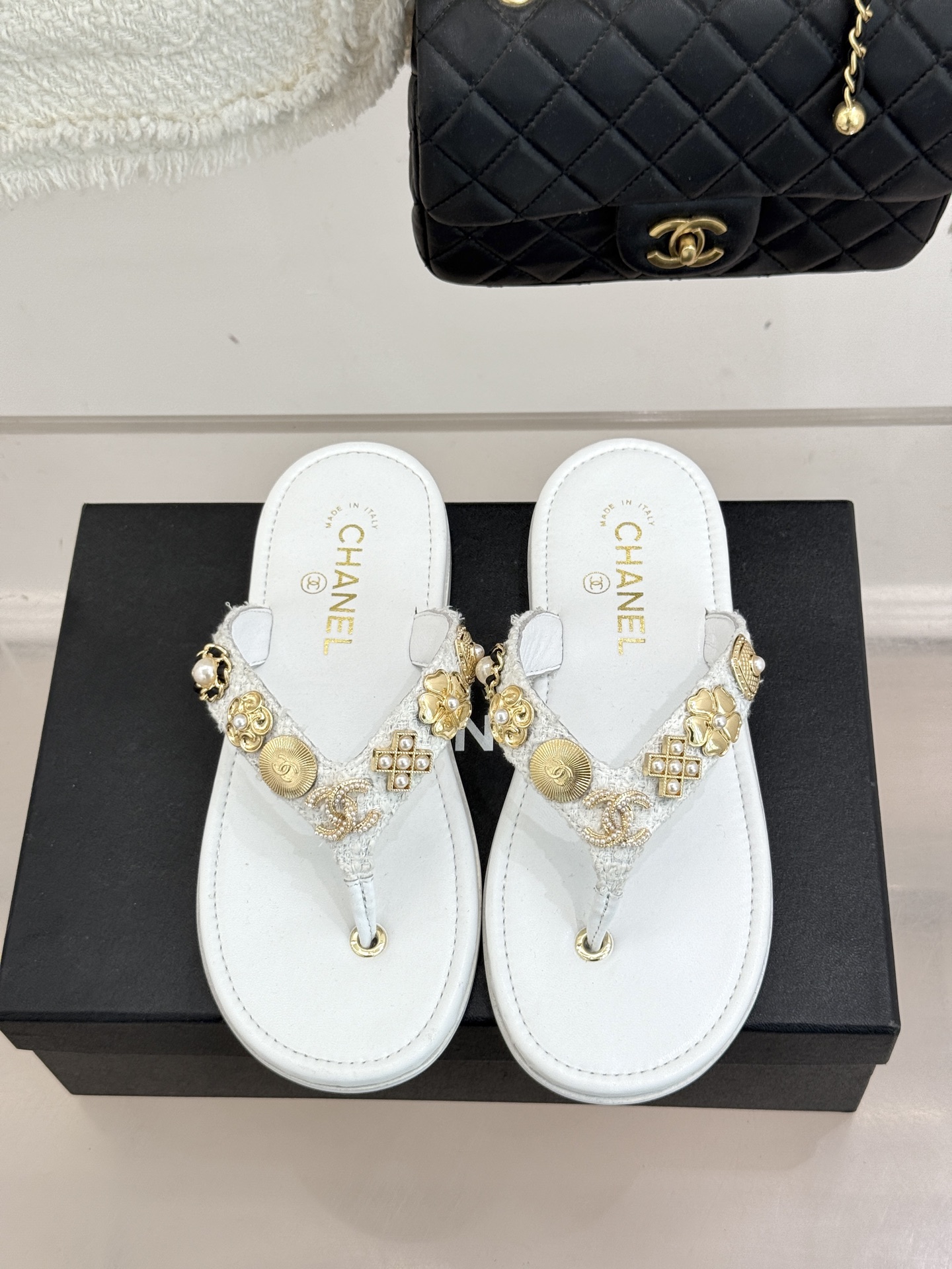 CHANE* ｜小香25。春夏新品珠宝人字拖夹脚拖鞋好穿又出片的度假风人字拖🏖️经典双C珠宝设计真的很精