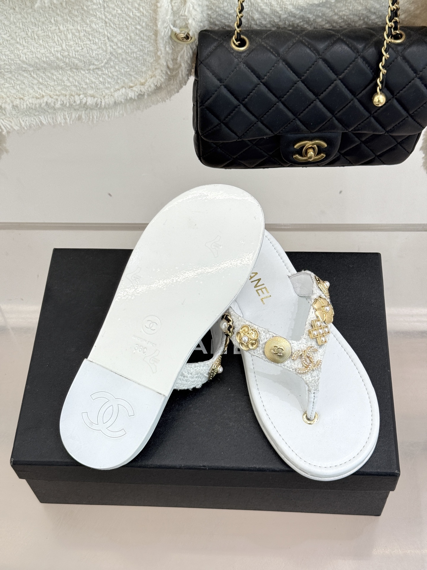 CHANE* ｜小香25。春夏新品珠宝人字拖夹脚拖鞋好穿又出片的度假风人字拖🏖️经典双C珠宝设计真的很精