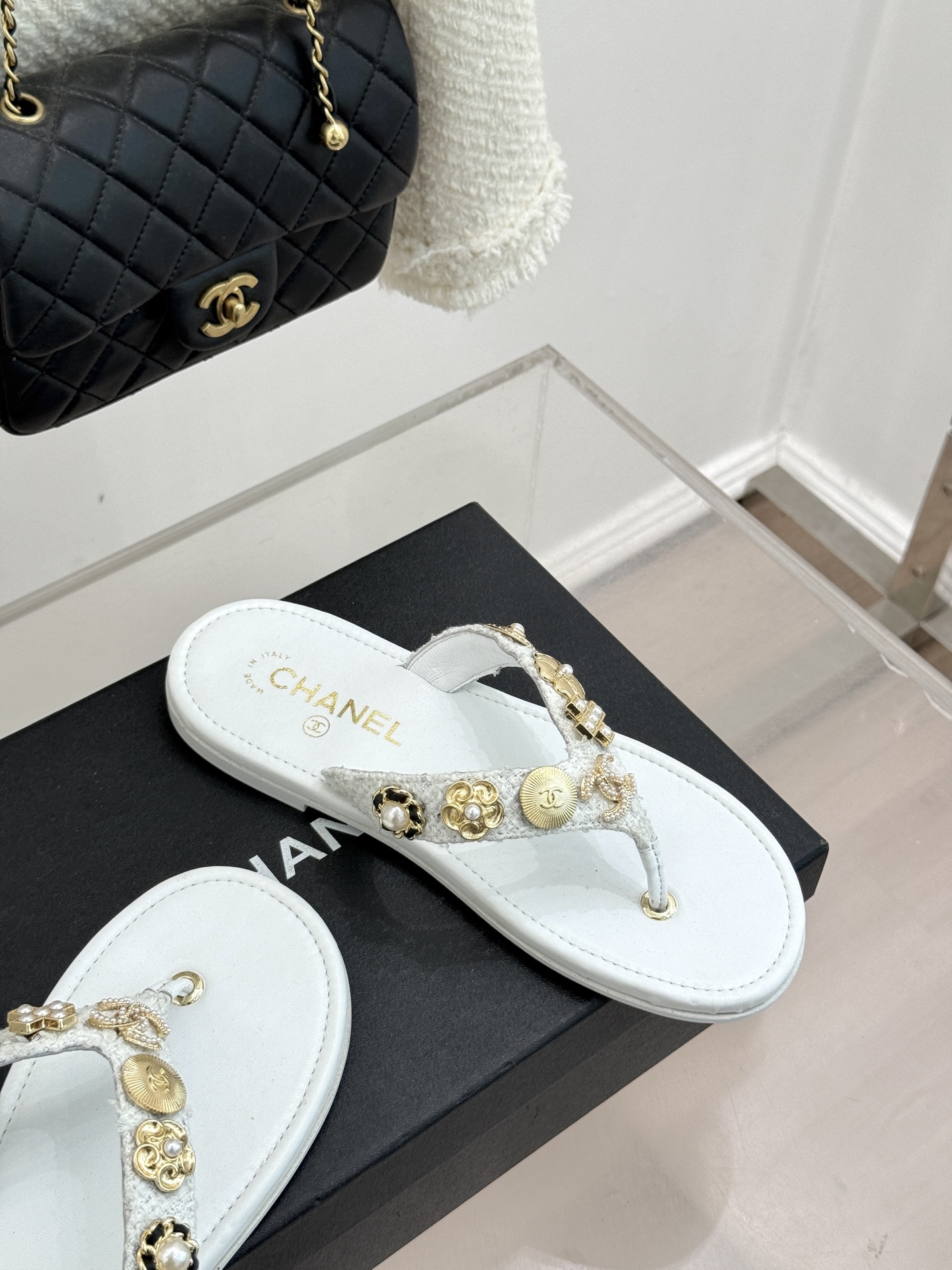 CHANE* ｜小香25。春夏新品珠宝人字拖夹脚拖鞋好穿又出片的度假风人字拖🏖️经典双C珠宝设计真的很精