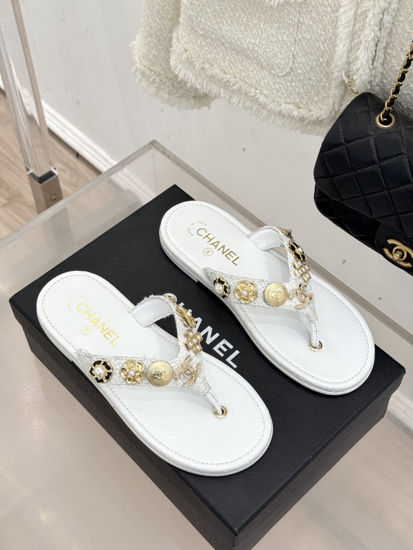 CHANE* ｜小香25。春夏新品珠宝人字拖夹脚拖鞋好穿又出片的度假风人字拖🏖️经典双C珠宝设计真的很精