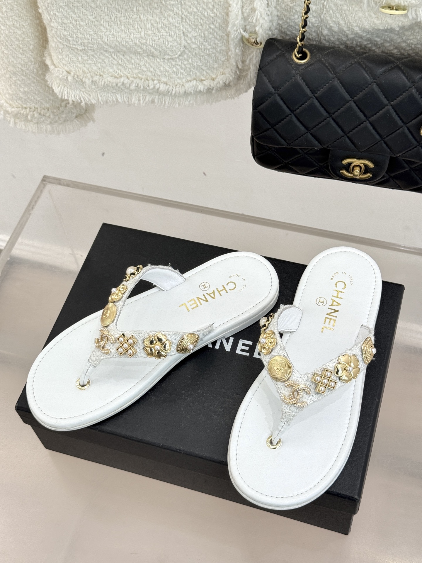 CHANE* ｜小香25。春夏新品珠宝人字拖夹脚拖鞋好穿又出片的度假风人字拖🏖️经典双C珠宝设计真的很精