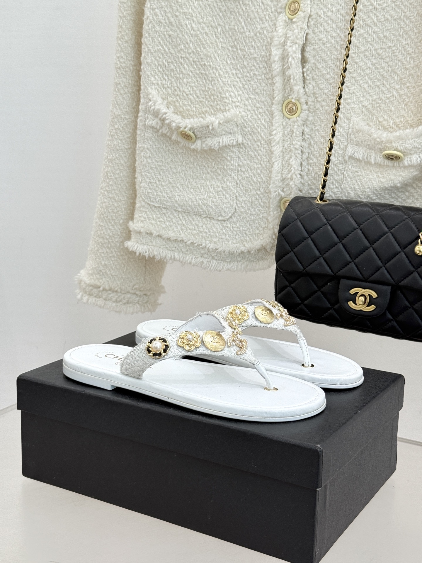 CHANE* ｜小香25。春夏新品珠宝人字拖夹脚拖鞋好穿又出片的度假风人字拖🏖️经典双C珠宝设计真的很精