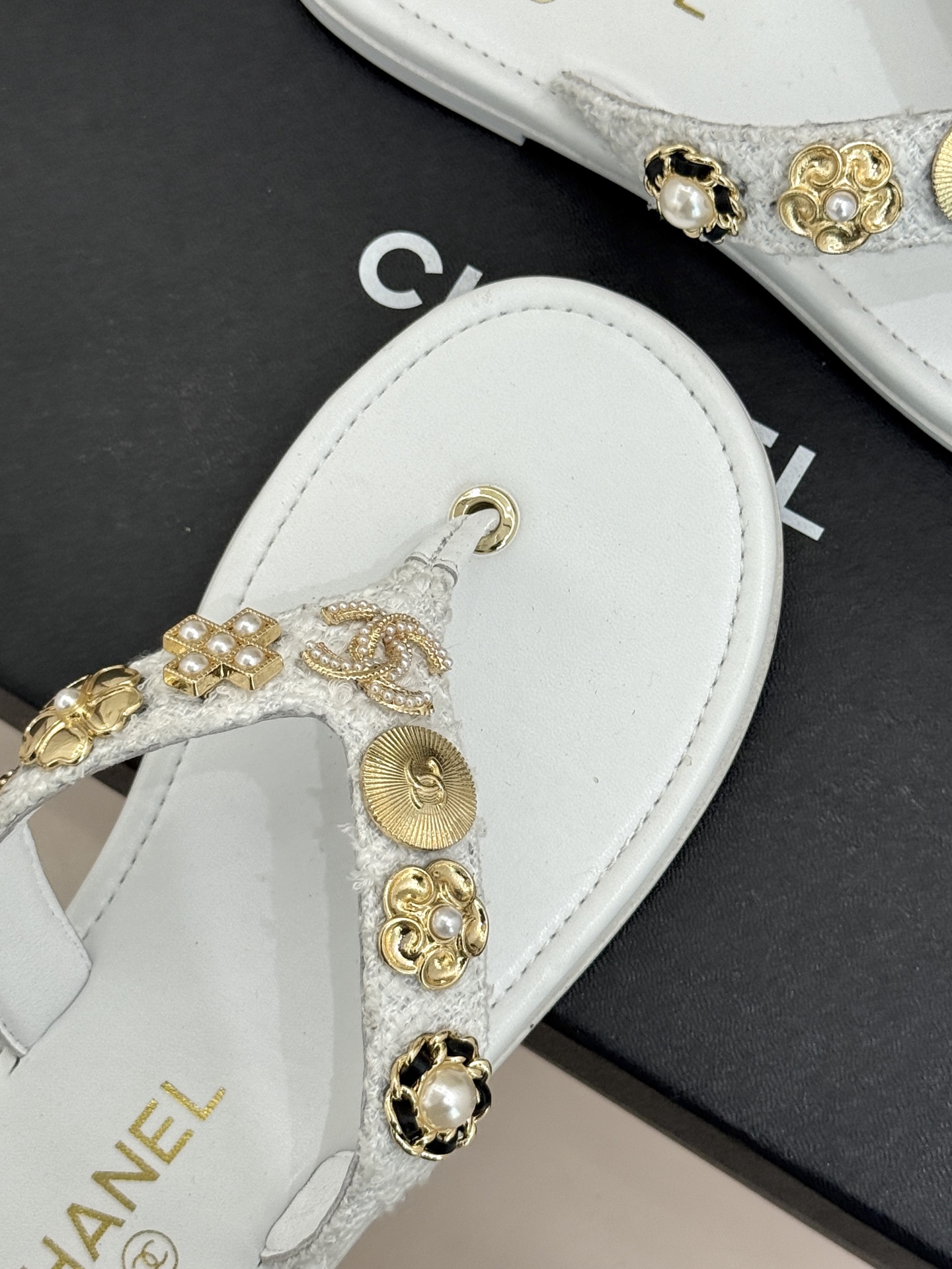 CHANE* ｜小香25。春夏新品珠宝人字拖夹脚拖鞋好穿又出片的度假风人字拖🏖️经典双C珠宝设计真的很精