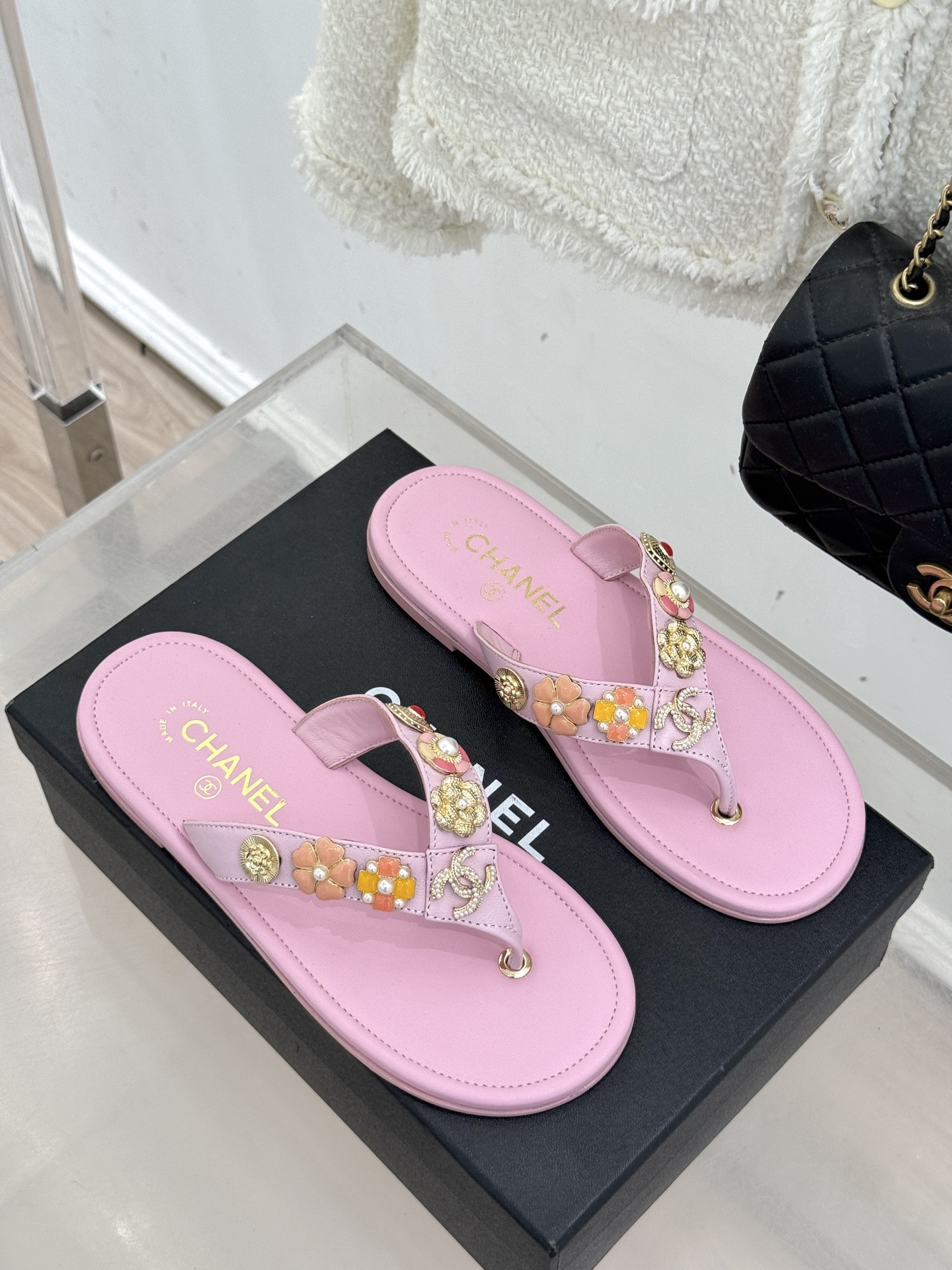 CHANE* ｜小香25。春夏新品珠宝人字拖夹脚拖鞋好穿又出片的度假风人字拖🏖️经典双C珠宝设计真的很精