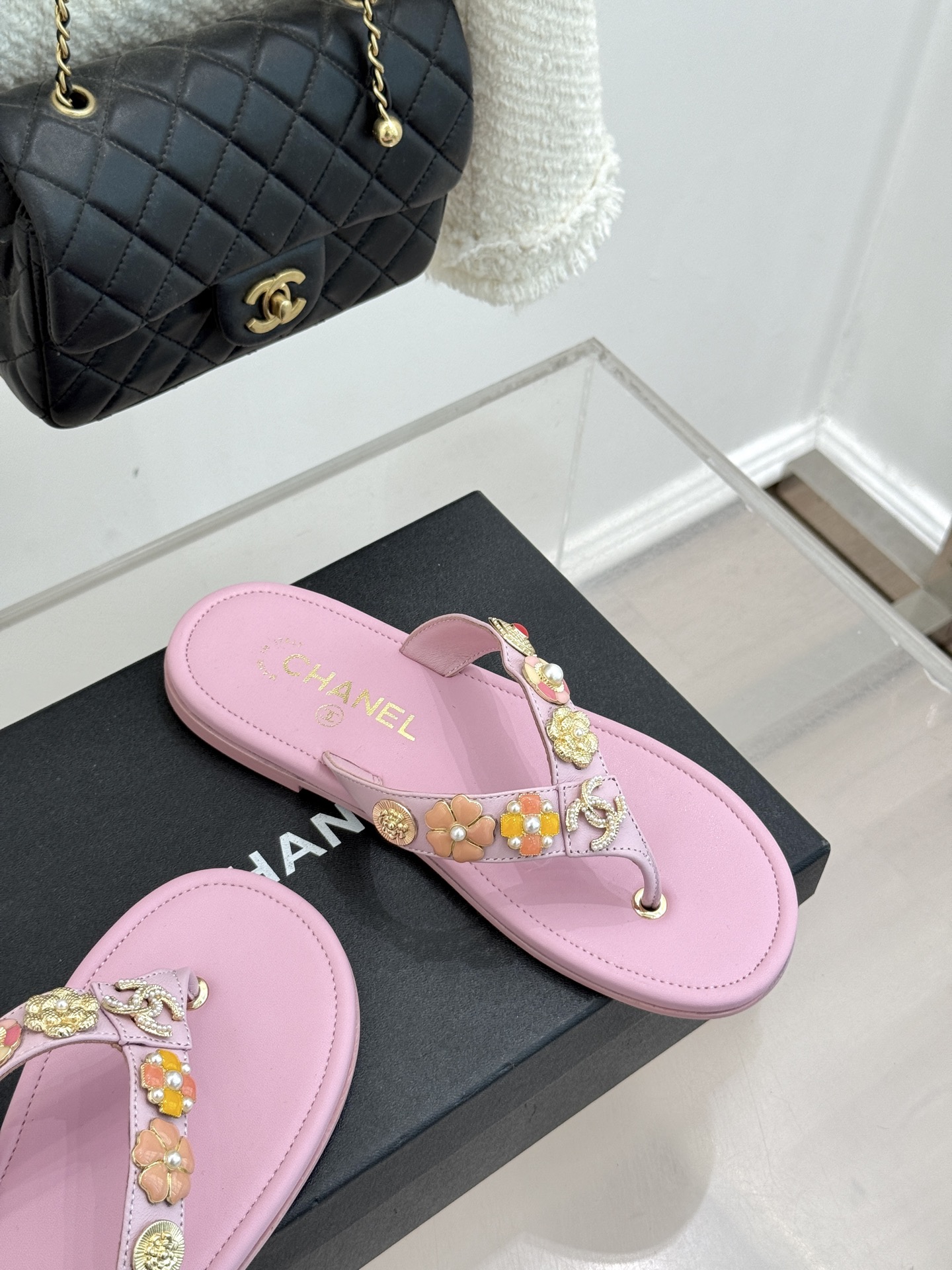CHANE* ｜小香25。春夏新品珠宝人字拖夹脚拖鞋好穿又出片的度假风人字拖🏖️经典双C珠宝设计真的很精