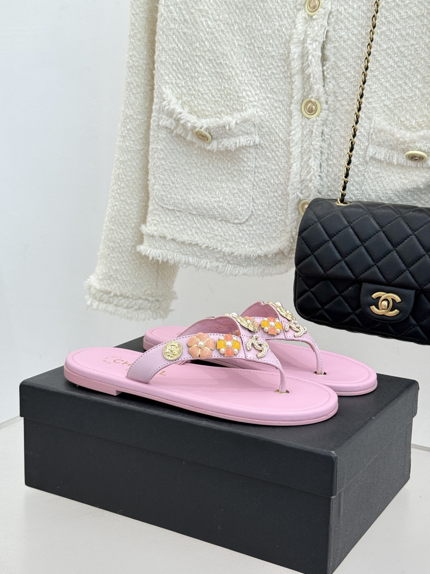 CHANE* ｜小香25。春夏新品珠宝人字拖夹脚拖鞋好穿又出片的度假风人字拖🏖️经典双C珠宝设计真的很精
