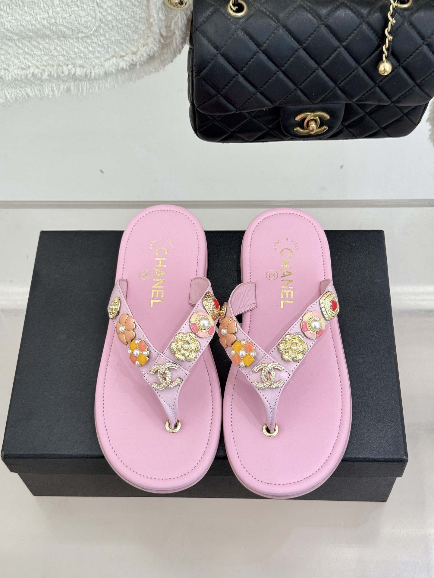 CHANE* ｜小香25。春夏新品珠宝人字拖夹脚拖鞋好穿又出片的度假风人字拖🏖️经典双C珠宝设计真的很精