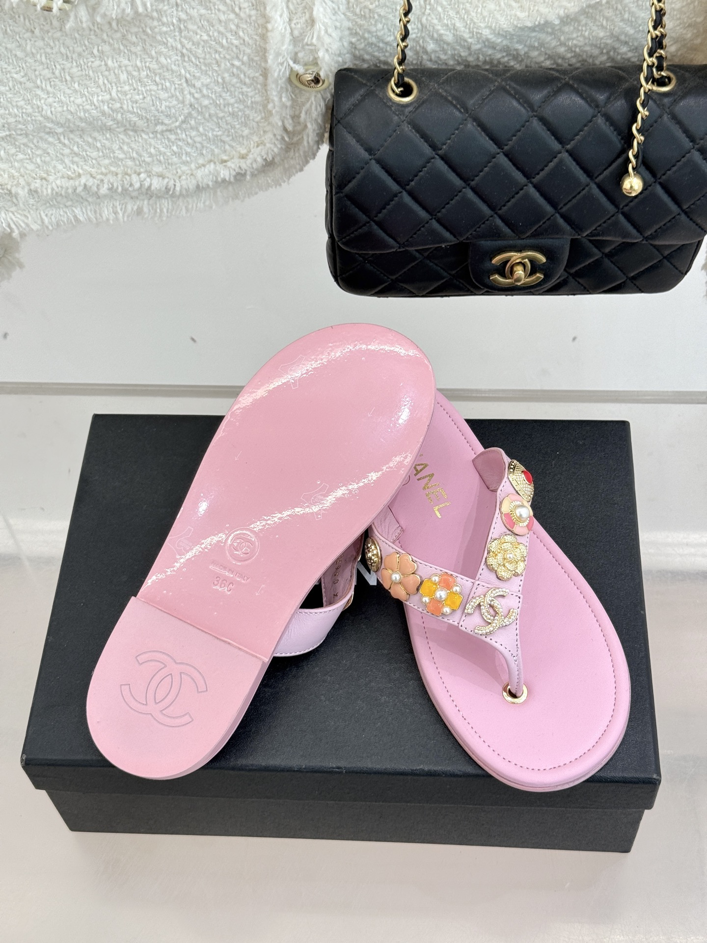 CHANE* ｜小香25。春夏新品珠宝人字拖夹脚拖鞋好穿又出片的度假风人字拖🏖️经典双C珠宝设计真的很精