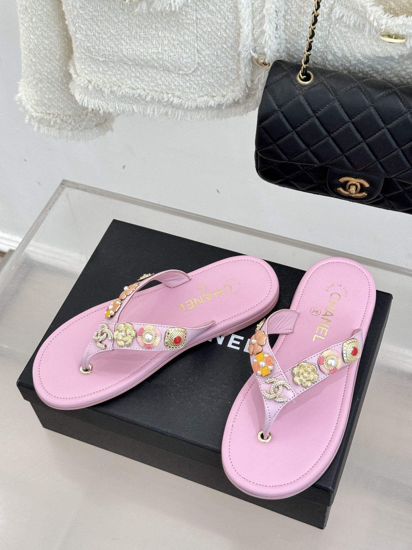 CHANE* ｜小香25。春夏新品珠宝人字拖夹脚拖鞋好穿又出片的度假风人字拖🏖️经典双C珠宝设计真的很精