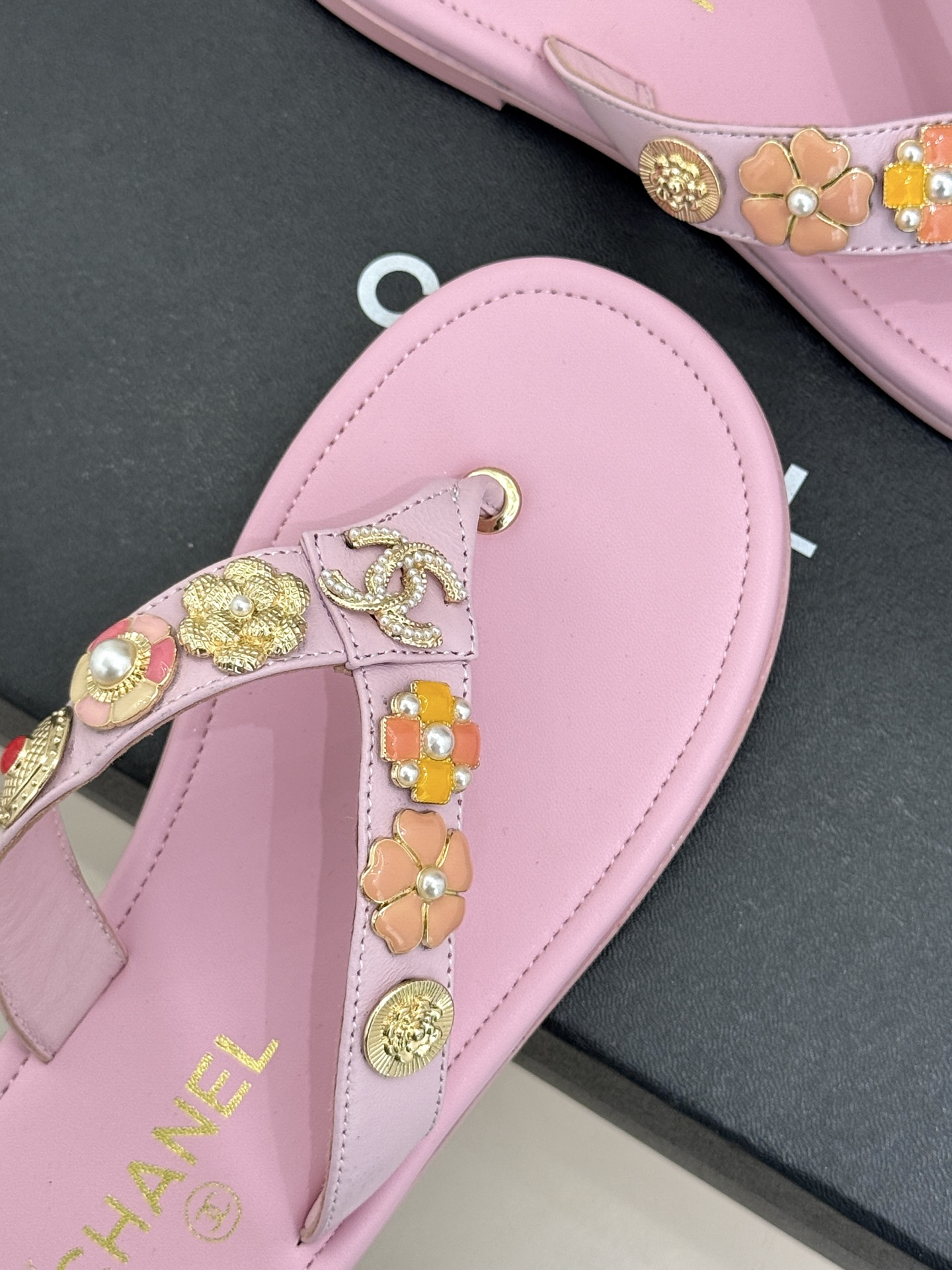 CHANE* ｜小香25。春夏新品珠宝人字拖夹脚拖鞋好穿又出片的度假风人字拖🏖️经典双C珠宝设计真的很精