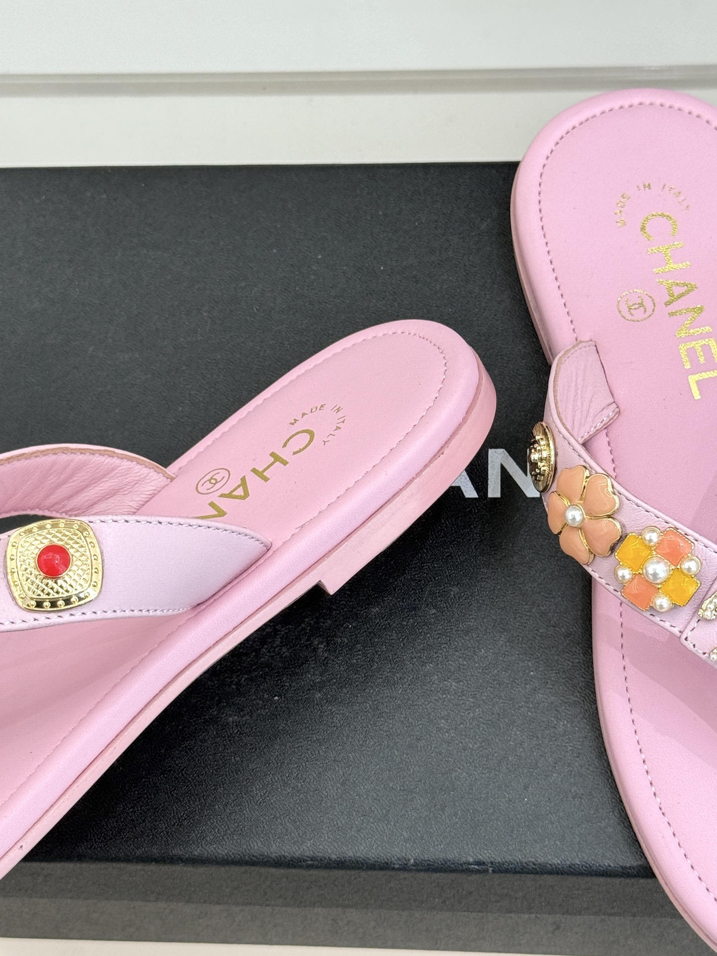 CHANE* ｜小香25。春夏新品珠宝人字拖夹脚拖鞋好穿又出片的度假风人字拖🏖️经典双C珠宝设计真的很精