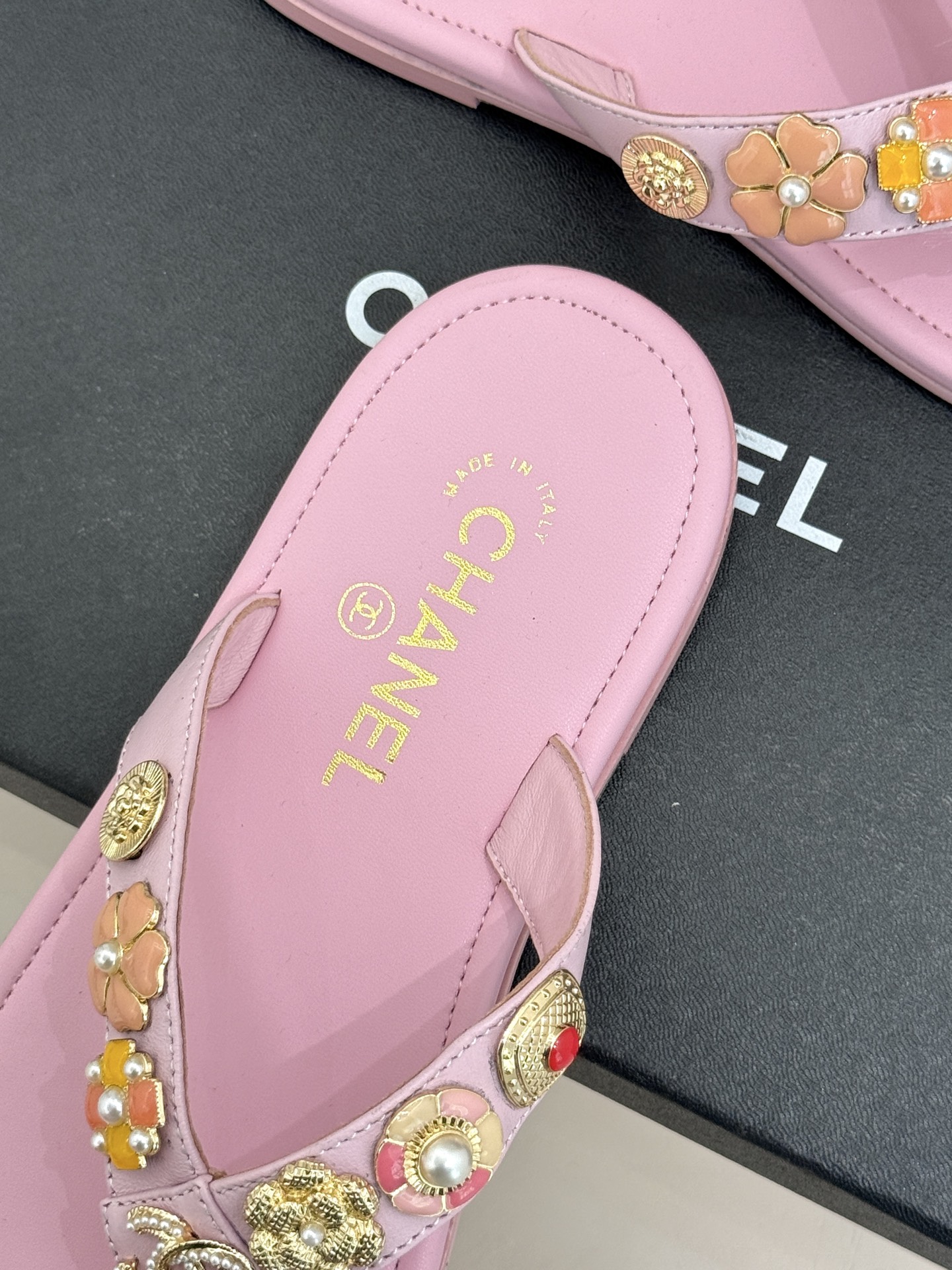 CHANE* ｜小香25。春夏新品珠宝人字拖夹脚拖鞋好穿又出片的度假风人字拖🏖️经典双C珠宝设计真的很精