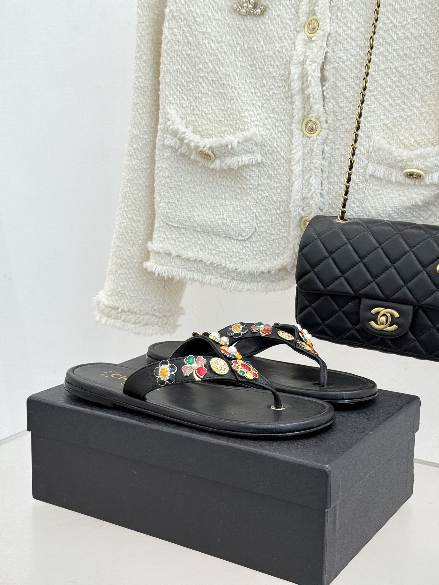 CHANE* ｜小香25。春夏新品珠宝人字拖夹脚拖鞋好穿又出片的度假风人字拖🏖️经典双C珠宝设计真的很精