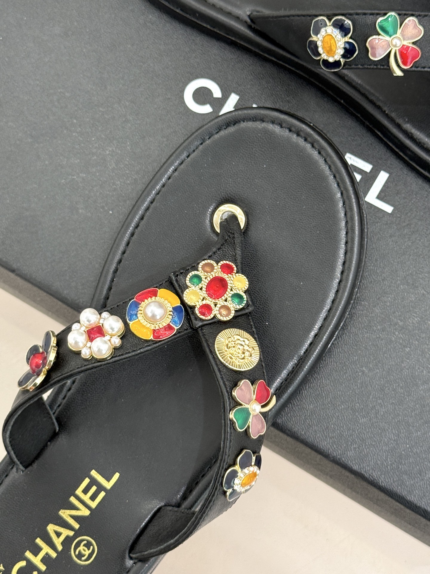 CHANE* ｜小香25。春夏新品珠宝人字拖夹脚拖鞋好穿又出片的度假风人字拖🏖️经典双C珠宝设计真的很精