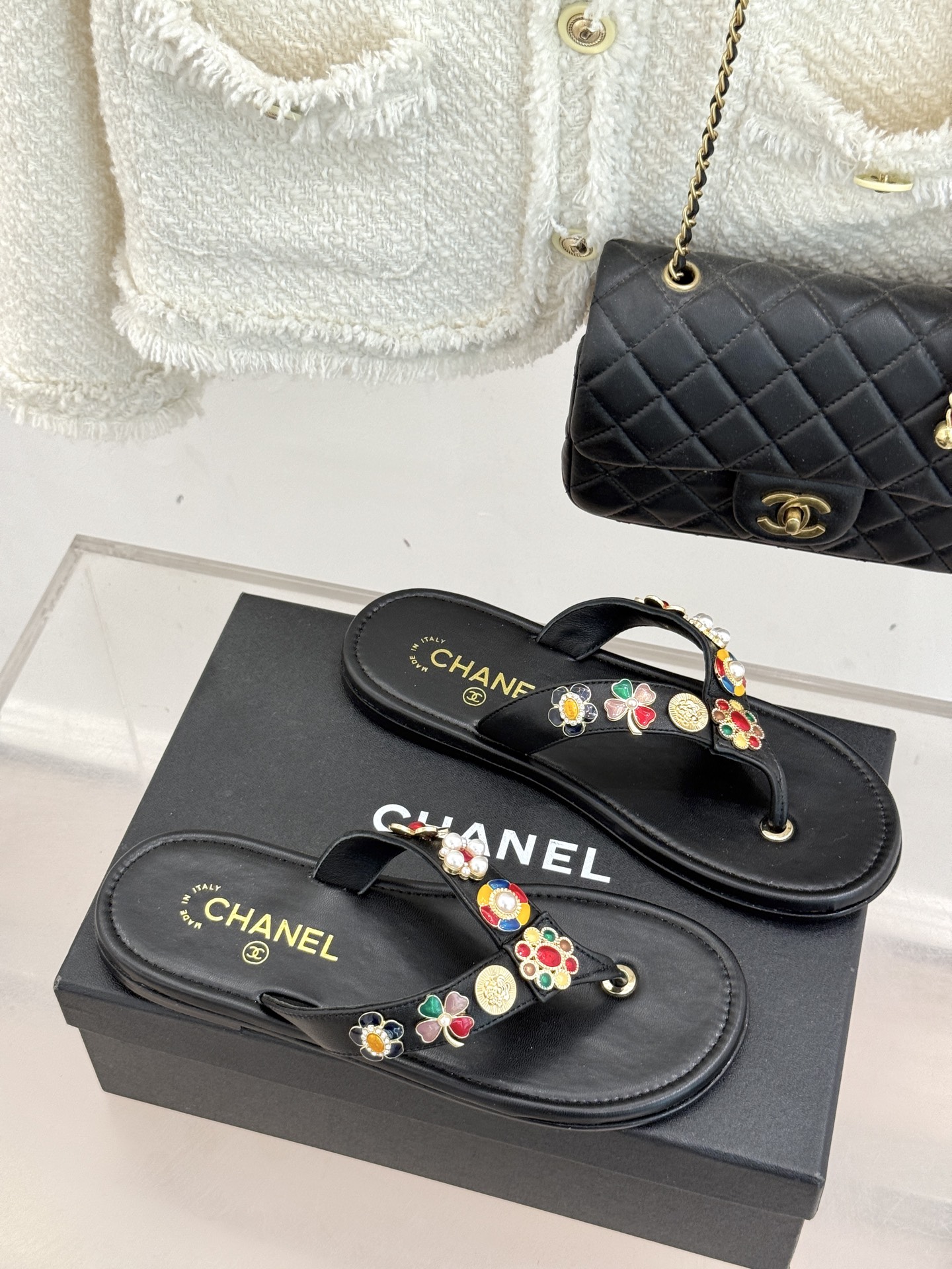 CHANE* ｜小香25。春夏新品珠宝人字拖夹脚拖鞋好穿又出片的度假风人字拖🏖️经典双C珠宝设计真的很精