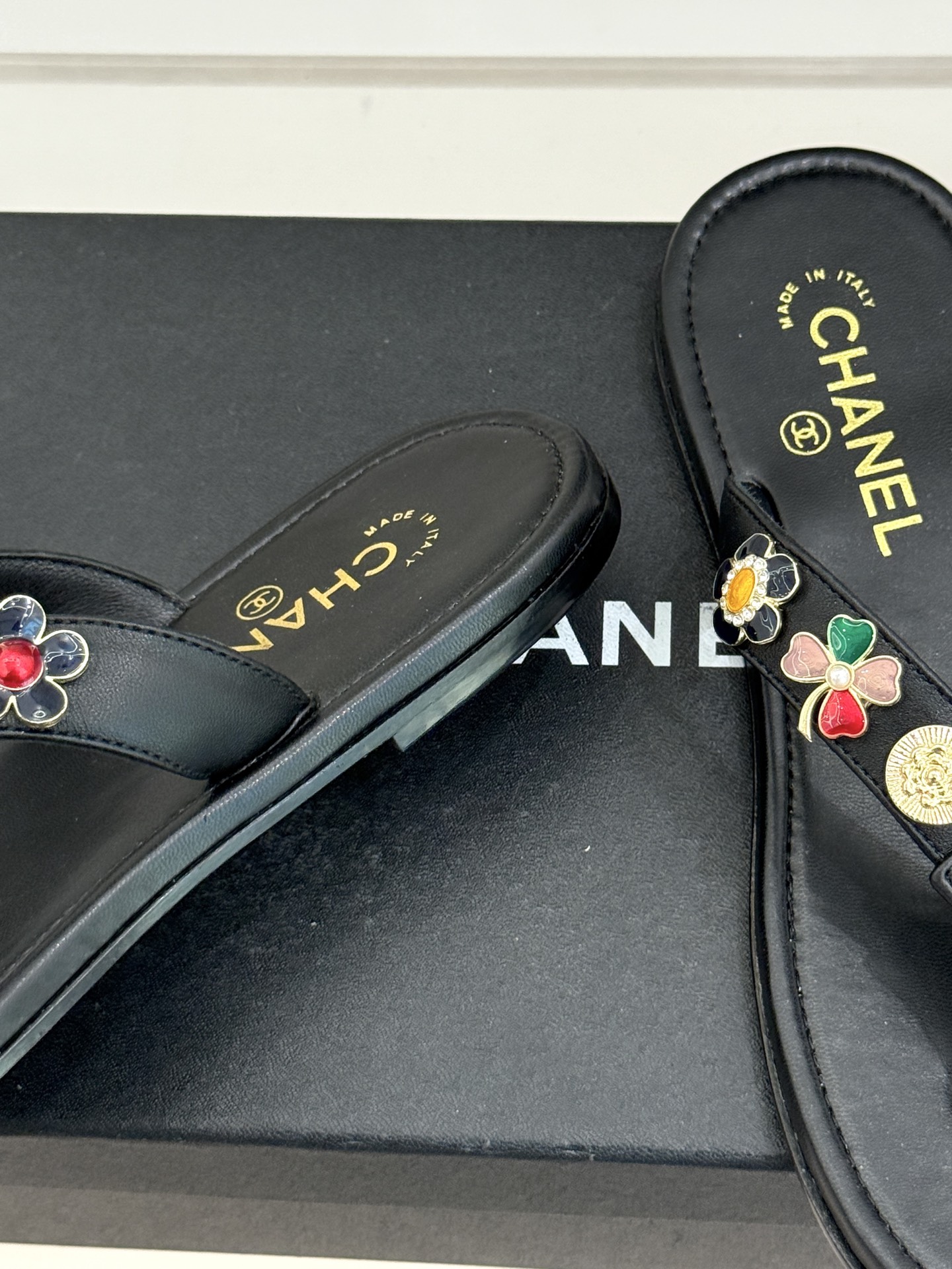 CHANE* ｜小香25。春夏新品珠宝人字拖夹脚拖鞋好穿又出片的度假风人字拖🏖️经典双C珠宝设计真的很精
