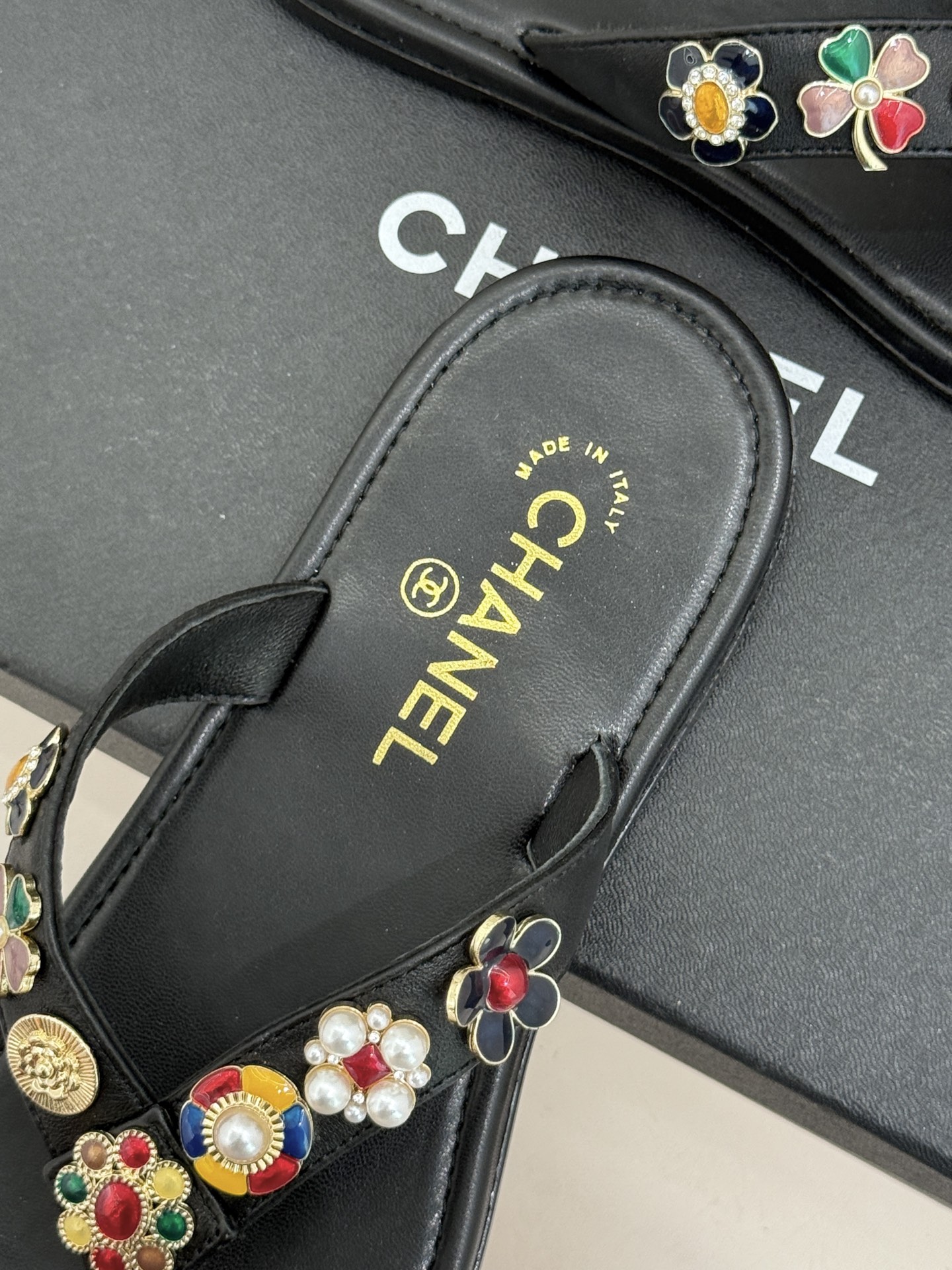 CHANE* ｜小香25。春夏新品珠宝人字拖夹脚拖鞋好穿又出片的度假风人字拖🏖️经典双C珠宝设计真的很精