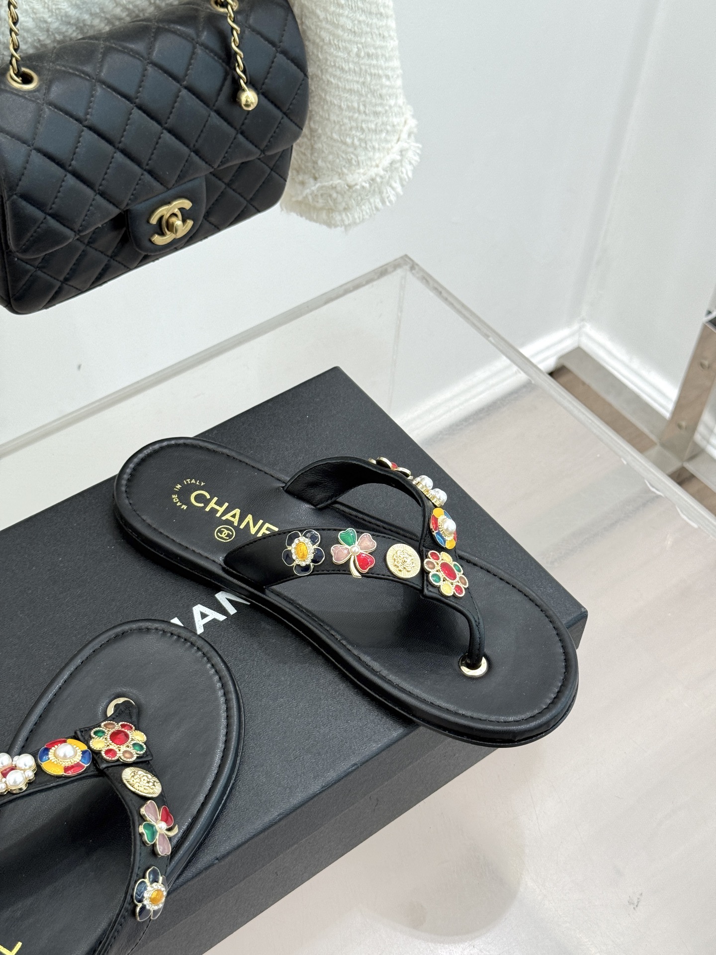 CHANE* ｜小香25。春夏新品珠宝人字拖夹脚拖鞋好穿又出片的度假风人字拖🏖️经典双C珠宝设计真的很精