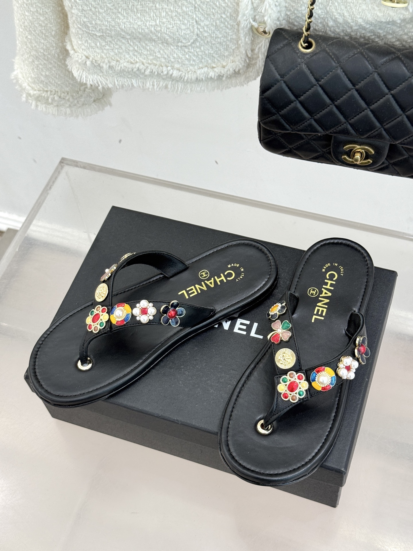 CHANE* ｜小香25。春夏新品珠宝人字拖夹脚拖鞋好穿又出片的度假风人字拖🏖️经典双C珠宝设计真的很精