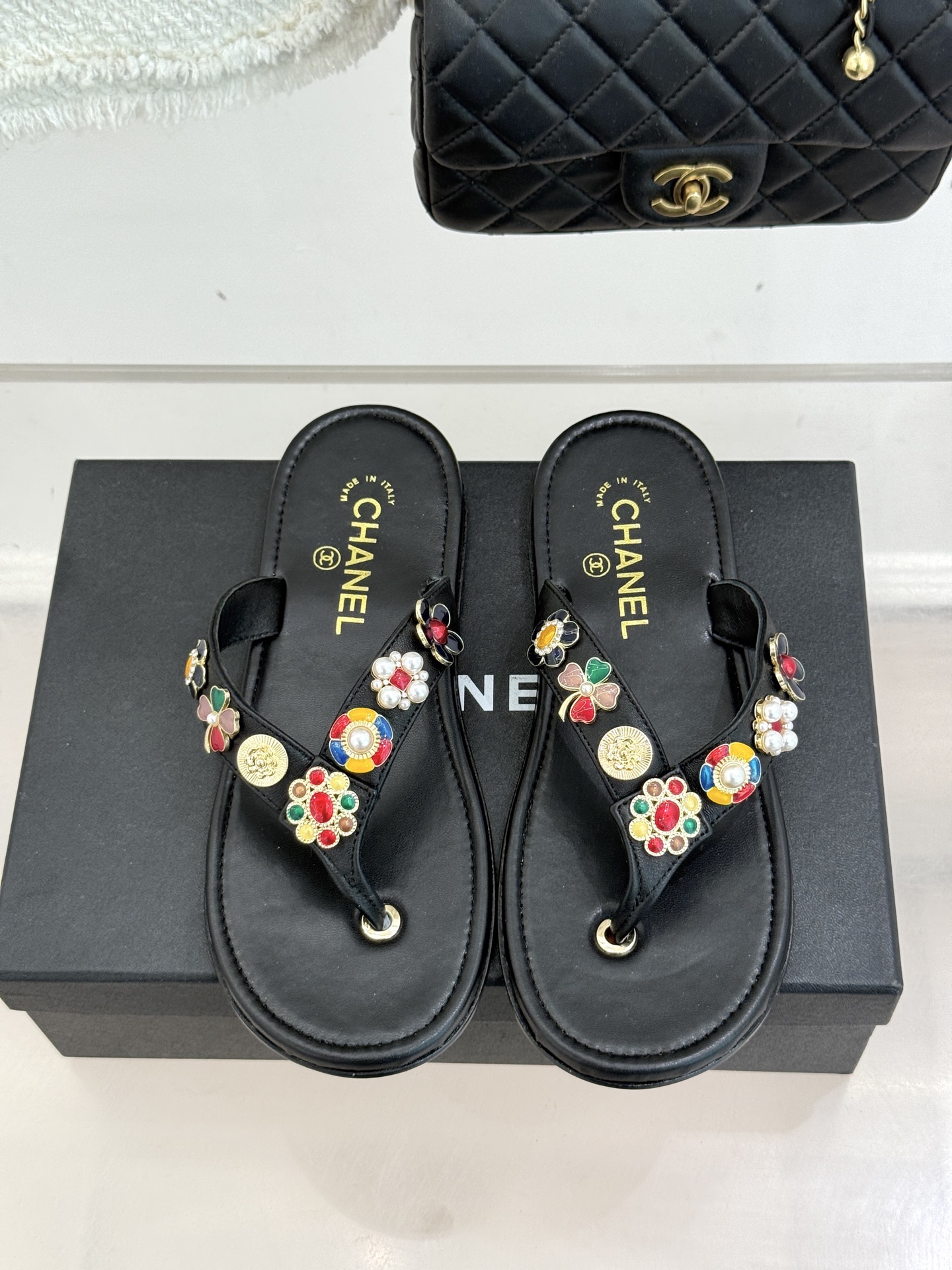 CHANE* ｜小香25。春夏新品珠宝人字拖夹脚拖鞋好穿又出片的度假风人字拖🏖️经典双C珠宝设计真的很精