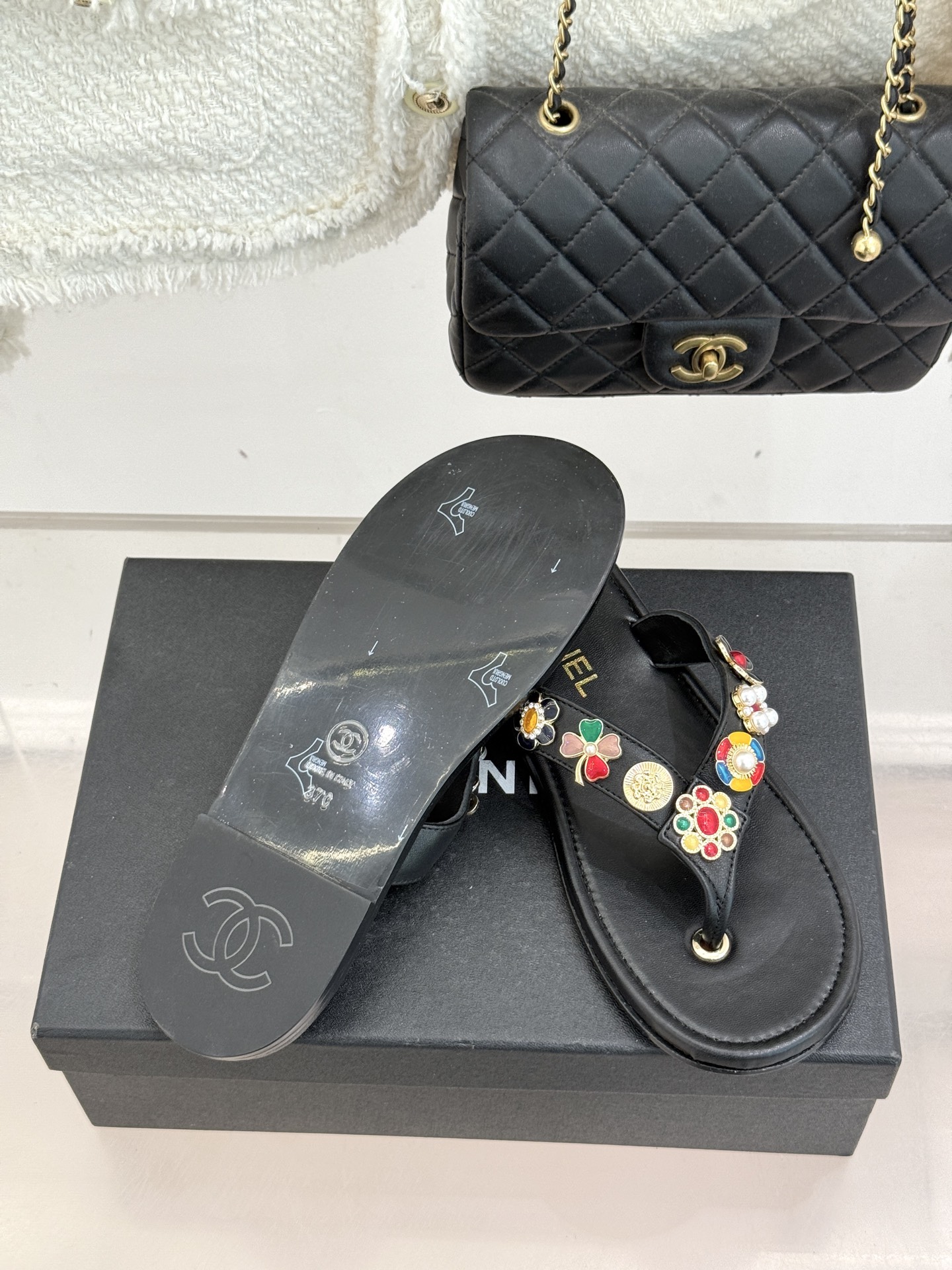 CHANE* ｜小香25。春夏新品珠宝人字拖夹脚拖鞋好穿又出片的度假风人字拖🏖️经典双C珠宝设计真的很精