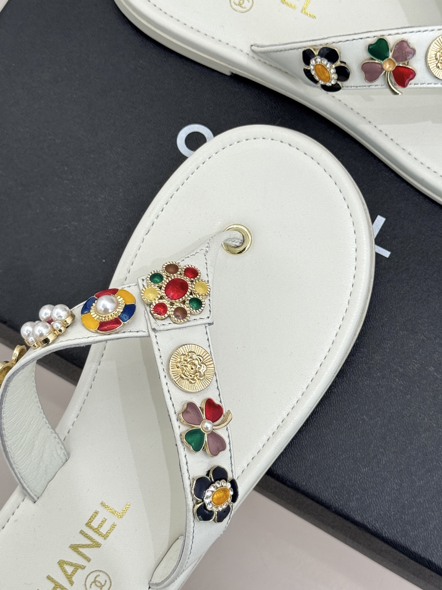 CHANE* ｜小香25。春夏新品珠宝人字拖夹脚拖鞋好穿又出片的度假风人字拖🏖️经典双C珠宝设计真的很精