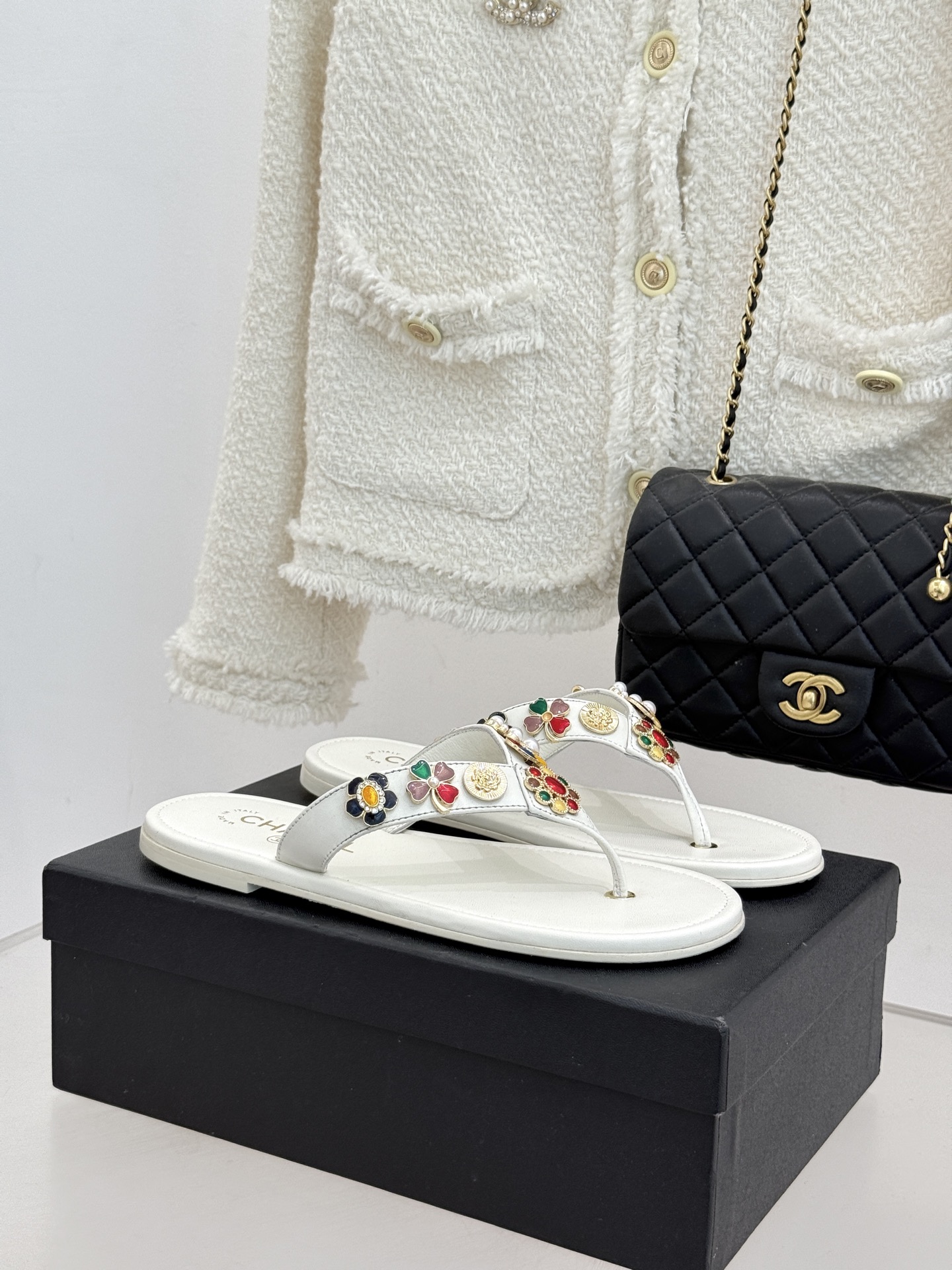 CHANE* ｜小香25。春夏新品珠宝人字拖夹脚拖鞋好穿又出片的度假风人字拖🏖️经典双C珠宝设计真的很精